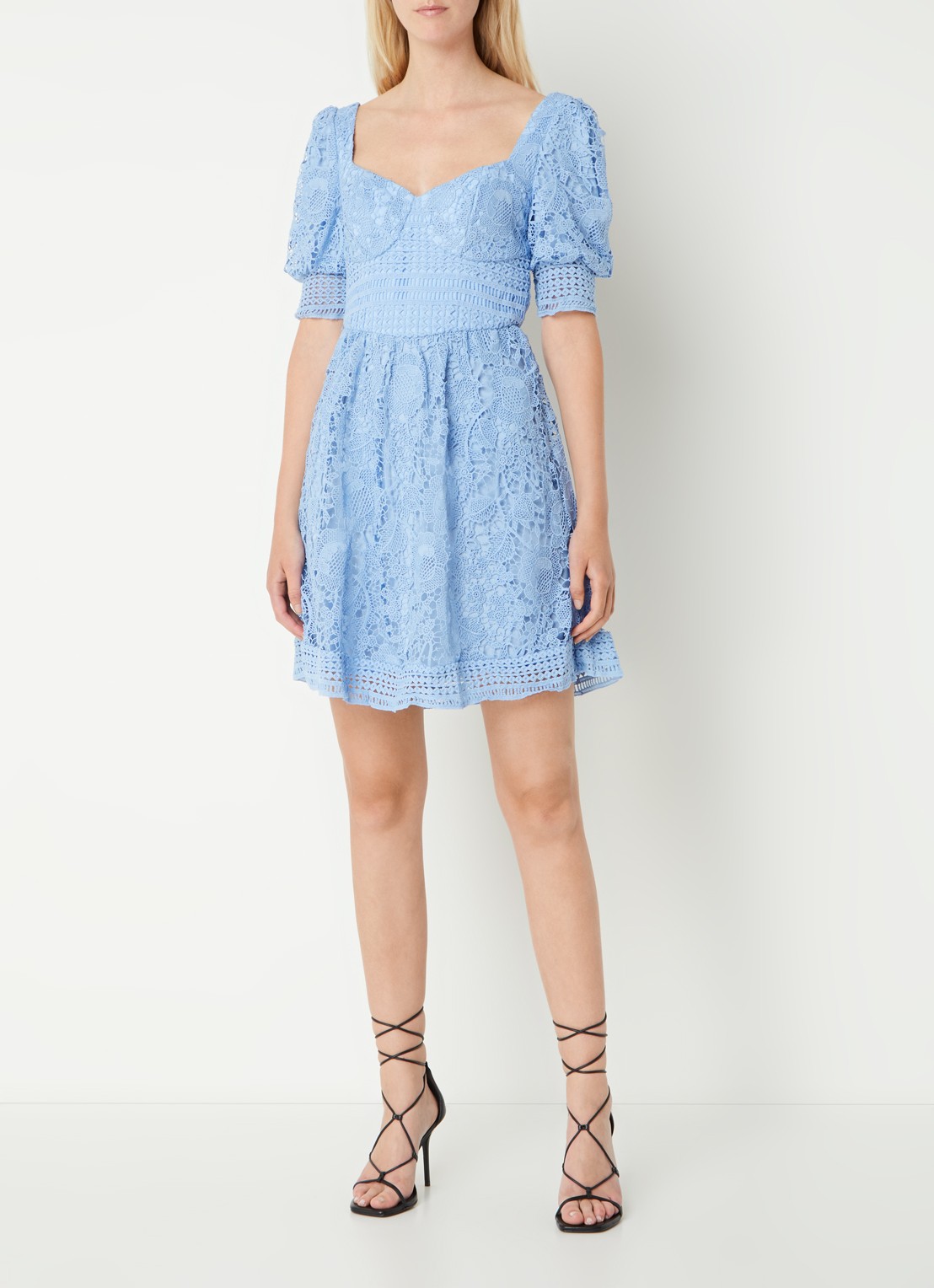 Chi Chi London Mini jurk van kant en rugdecolleté - voorkant 4 lichtblauw