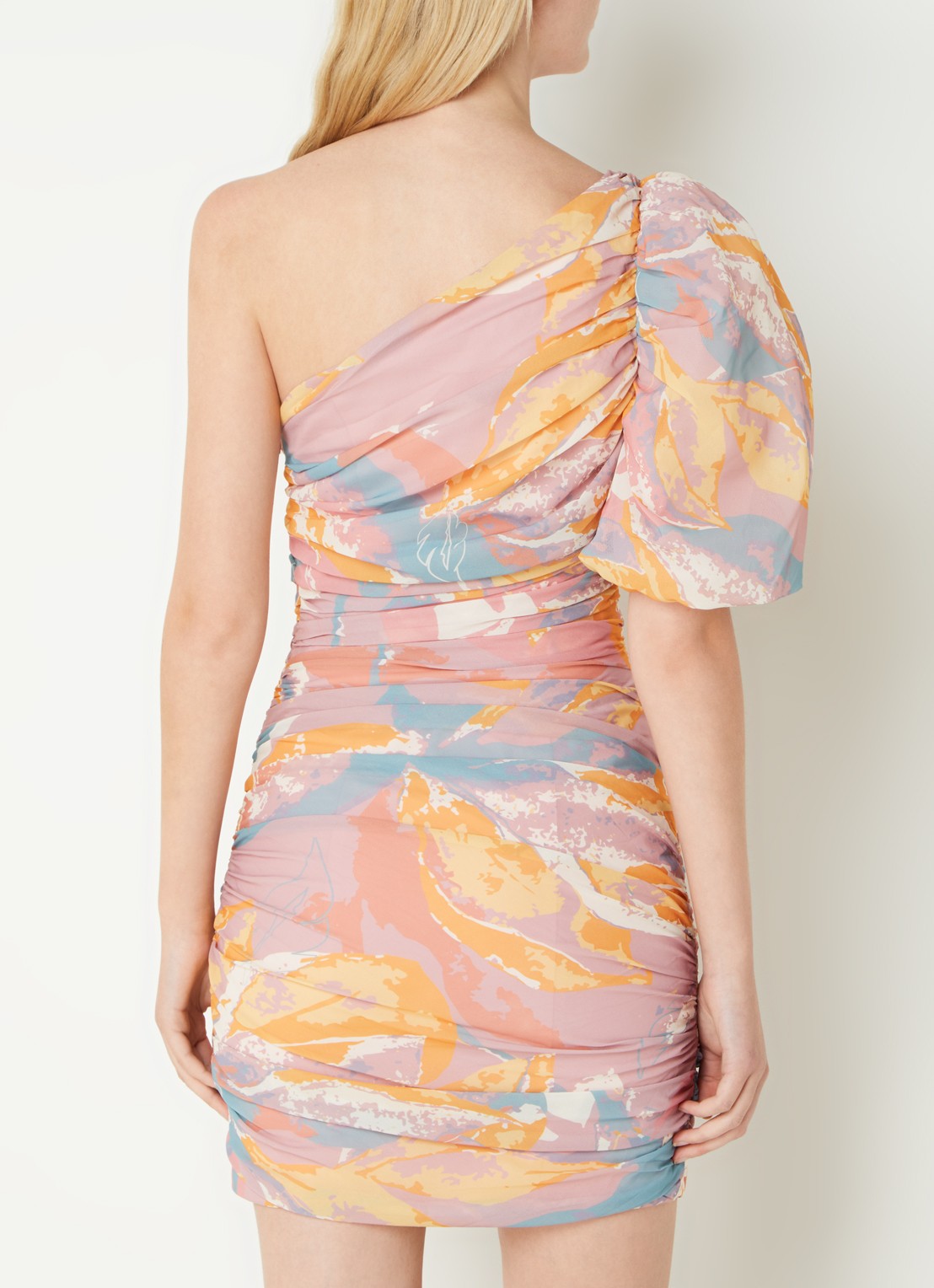 Chi Chi London One shoulder mini jurk met grafische print en pofmouw - achterkant oudroze