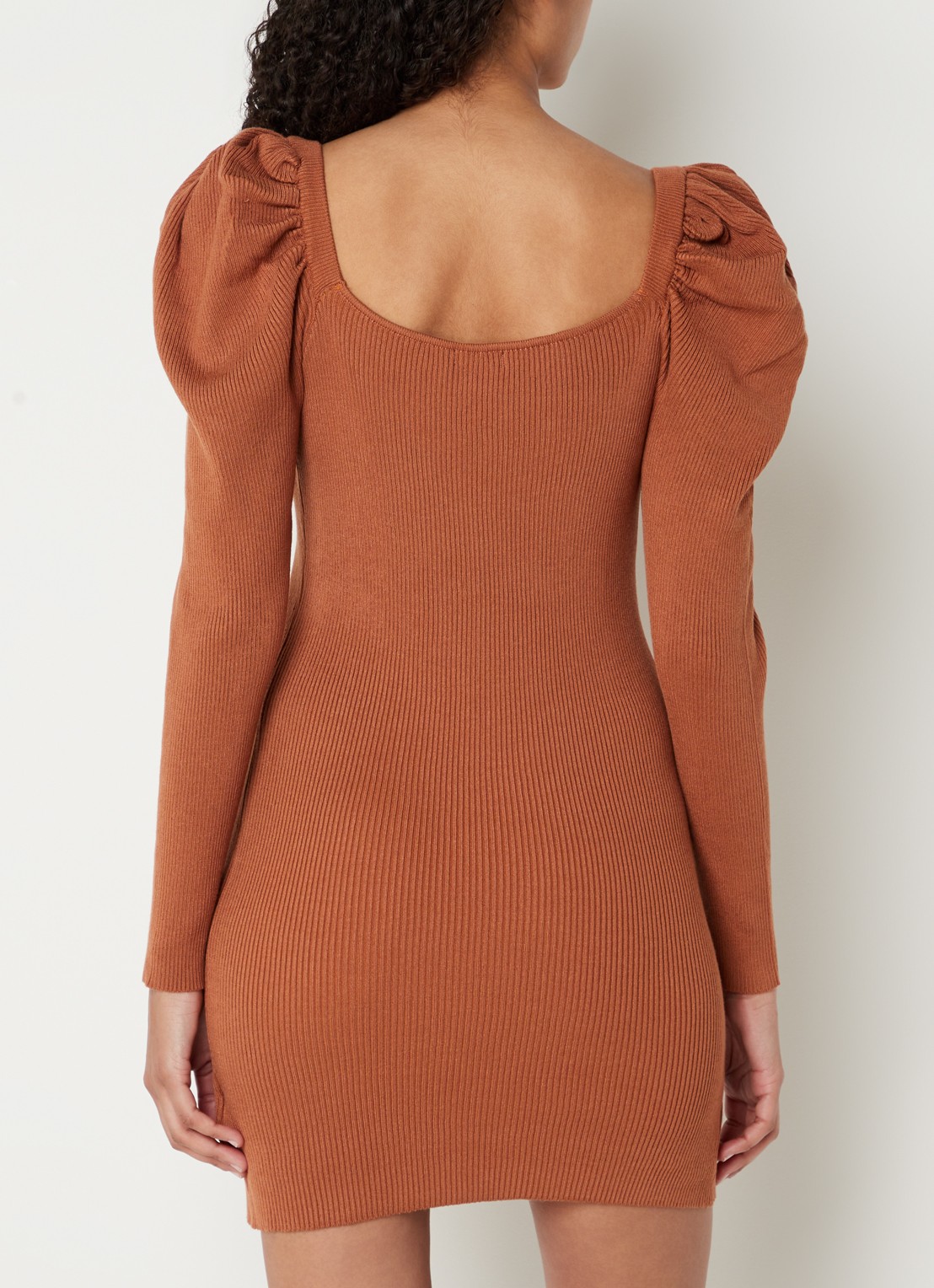 Chi Chi London  Ribgebreide mini jurk met pofmouw - achterkant 2 roestbruin
