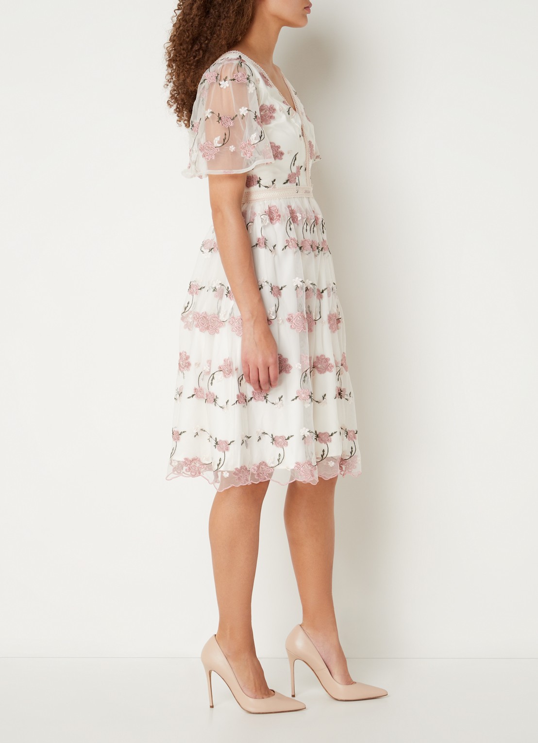 Chi Chi London Semi-transparante mini jurk met borduring  - voorkant 2 gebroken wit