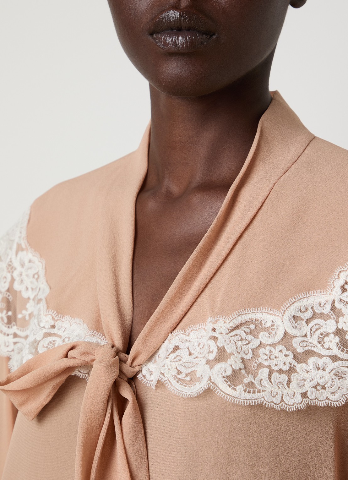 Chloé Blouse van zijde met details van kant - detail 2 zalmroze
