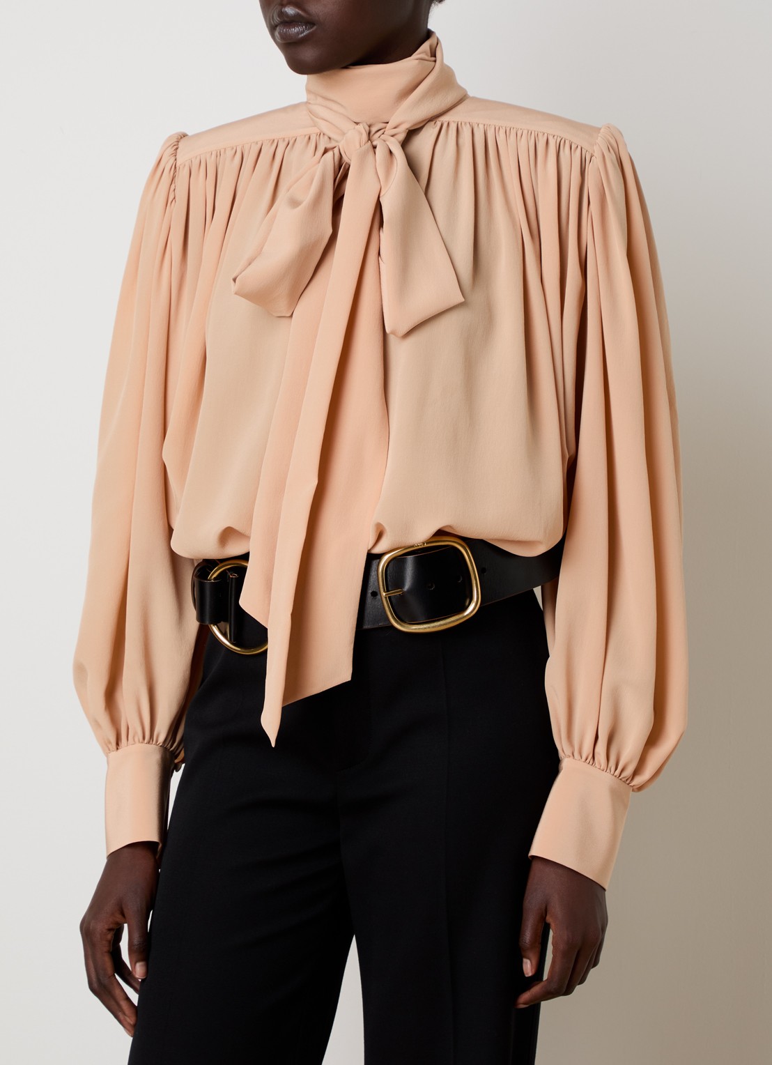 Chloé Blouse van zijde met sjaalkraag - detail zalmroze
