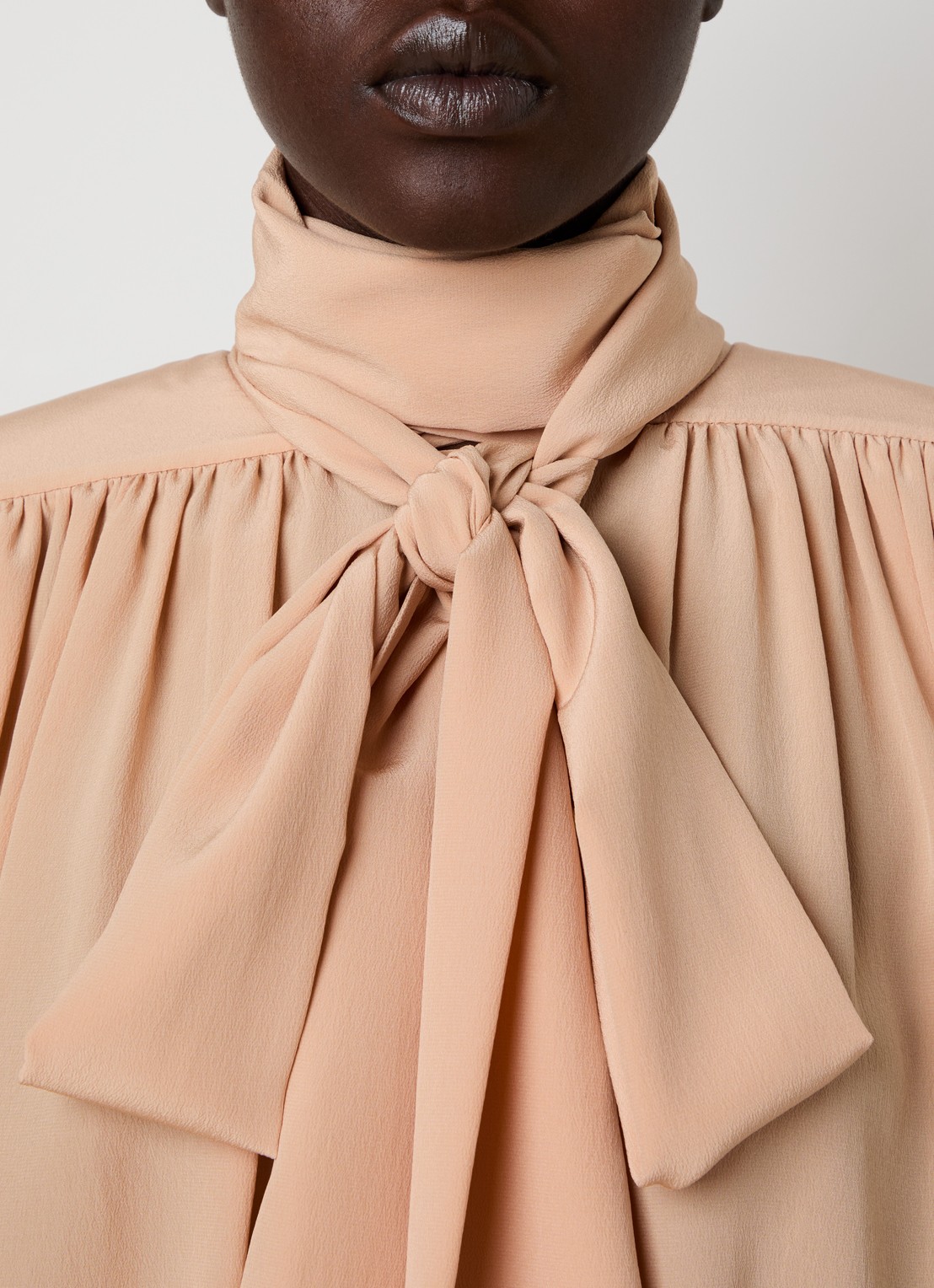Chloé Blouse van zijde met sjaalkraag - detail 2 zalmroze