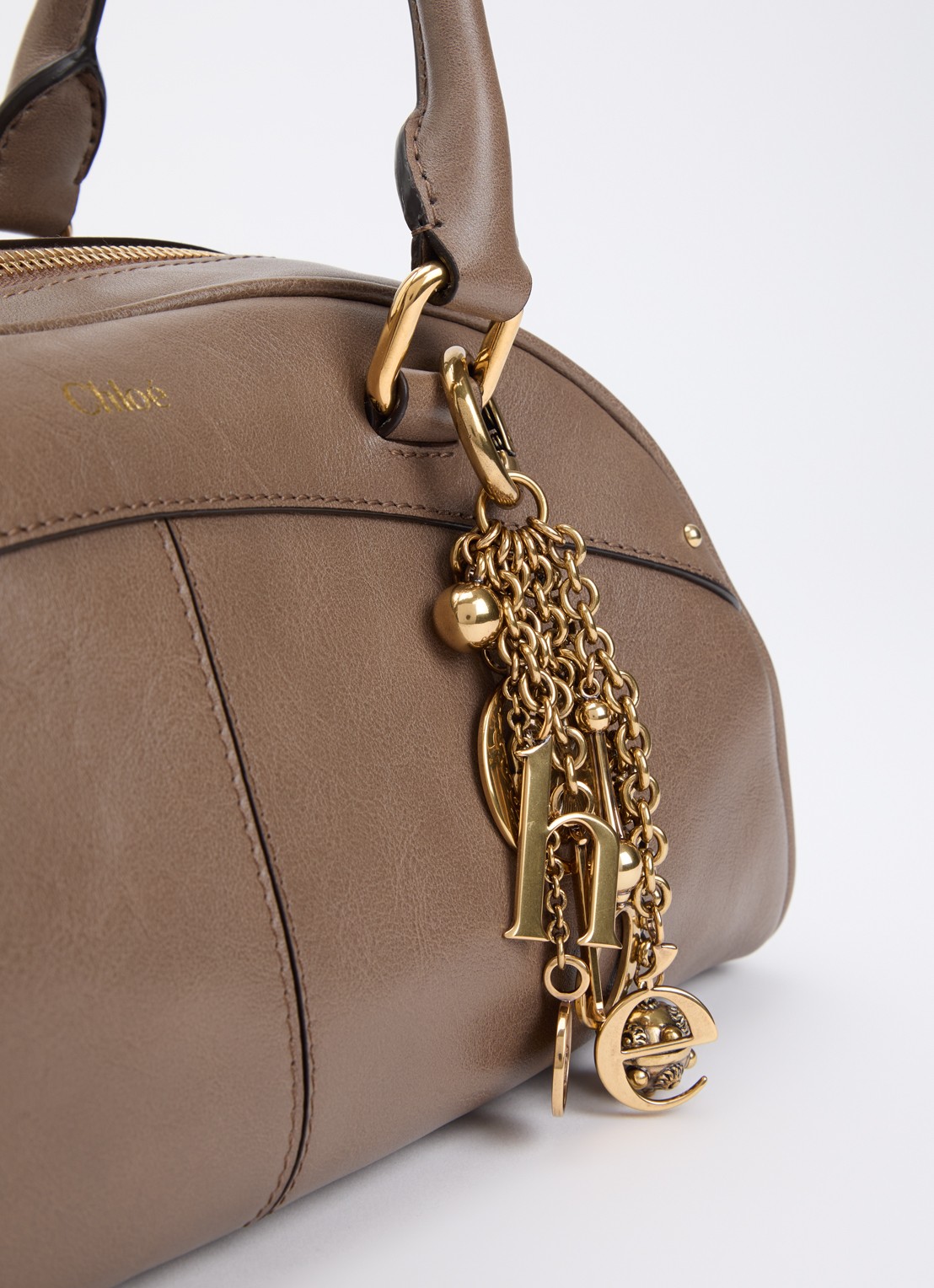 Chloé Bowling handtas van kalfsleer met kettingdetail - detail 4 lichtbruin