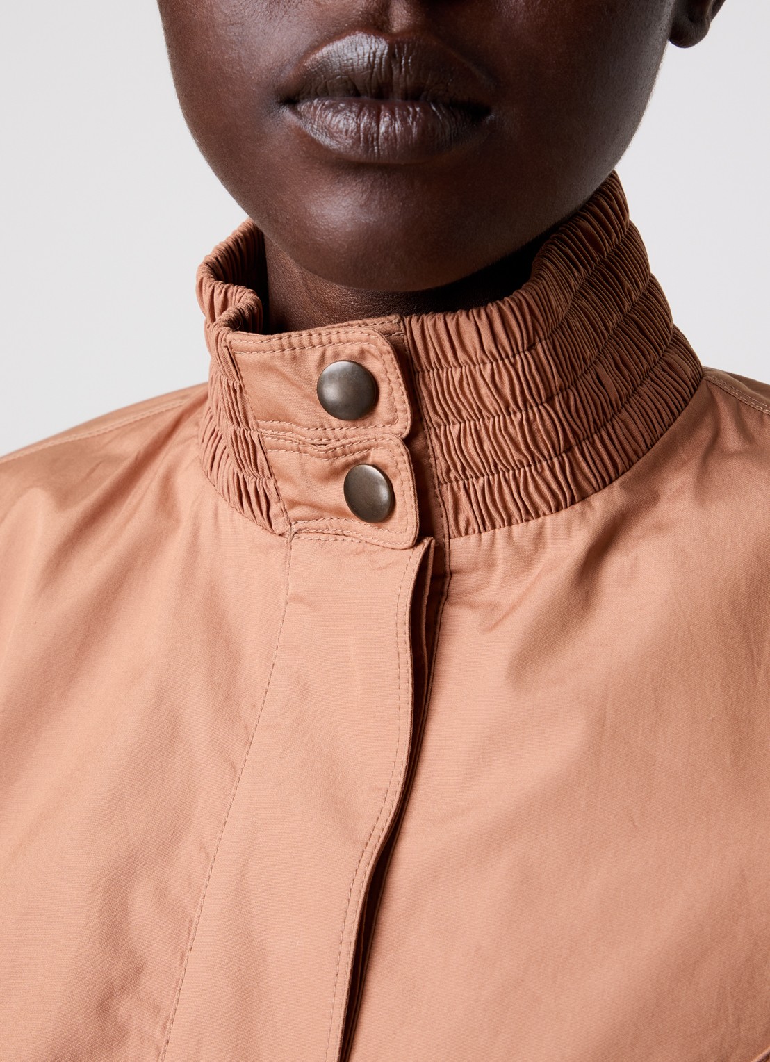 Chloé Cropped trenchcoat met pofmouw en ceintuur - detail 4 camel