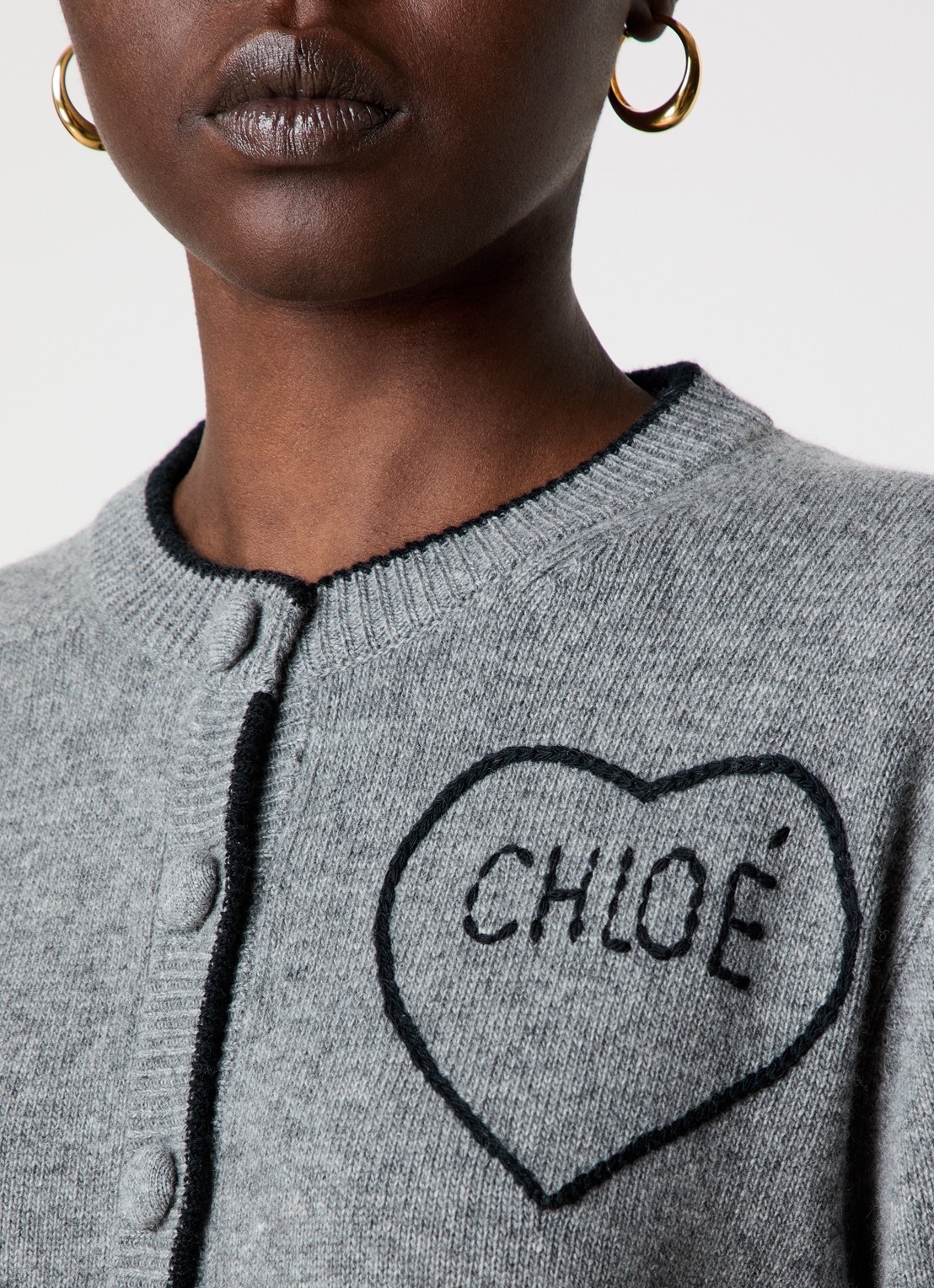 Chloé Fijngebreid vest in kasjmierblend met logoborduring - detail 5 donkergrijs