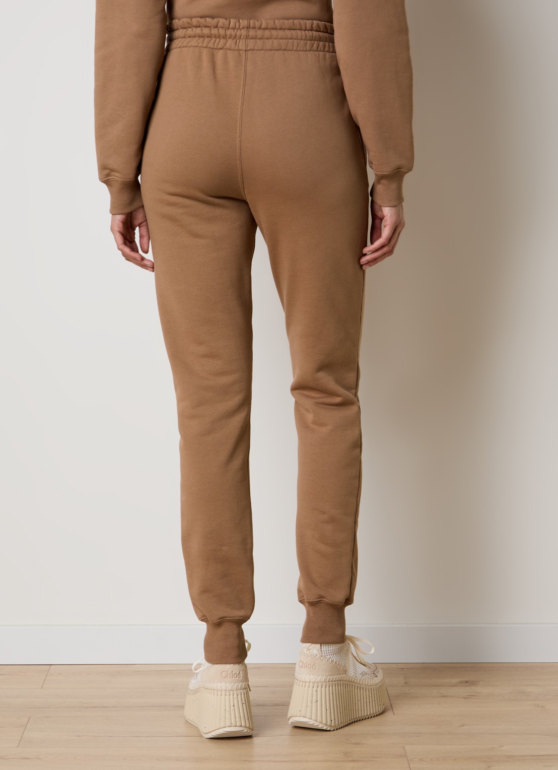 Chloé High waist tapered fit joggingbroek met logo - achterkant camel
