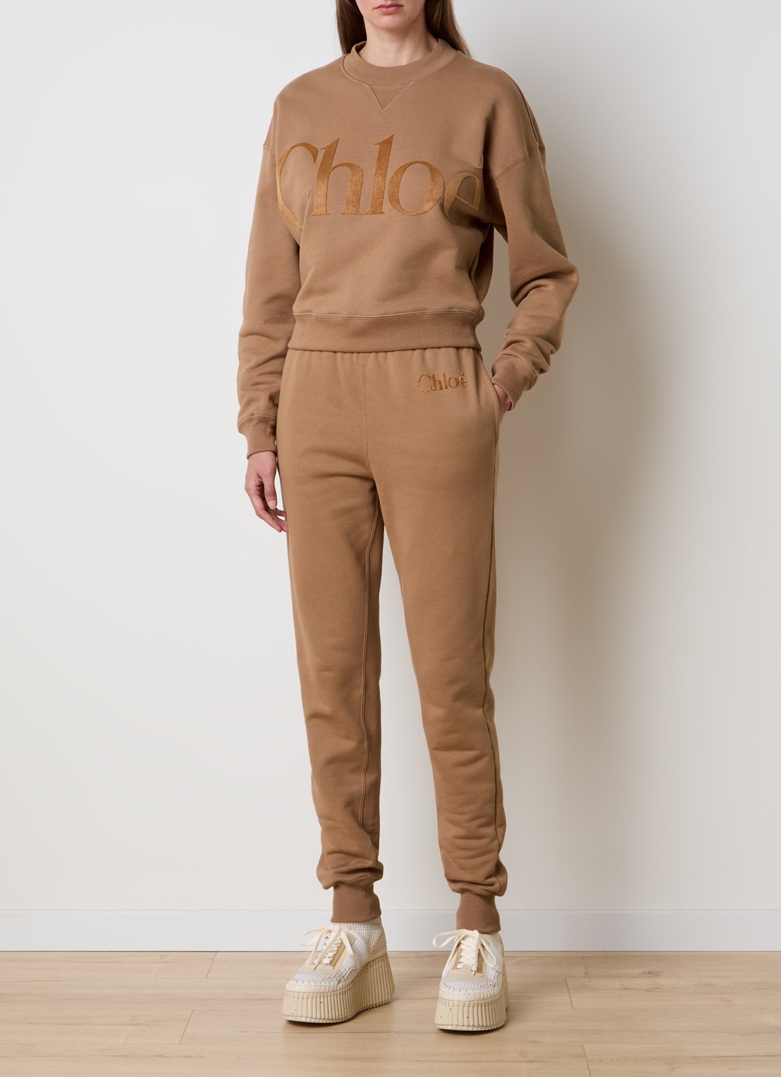 Chloé High waist tapered fit joggingbroek met logo - voorkant 5 camel