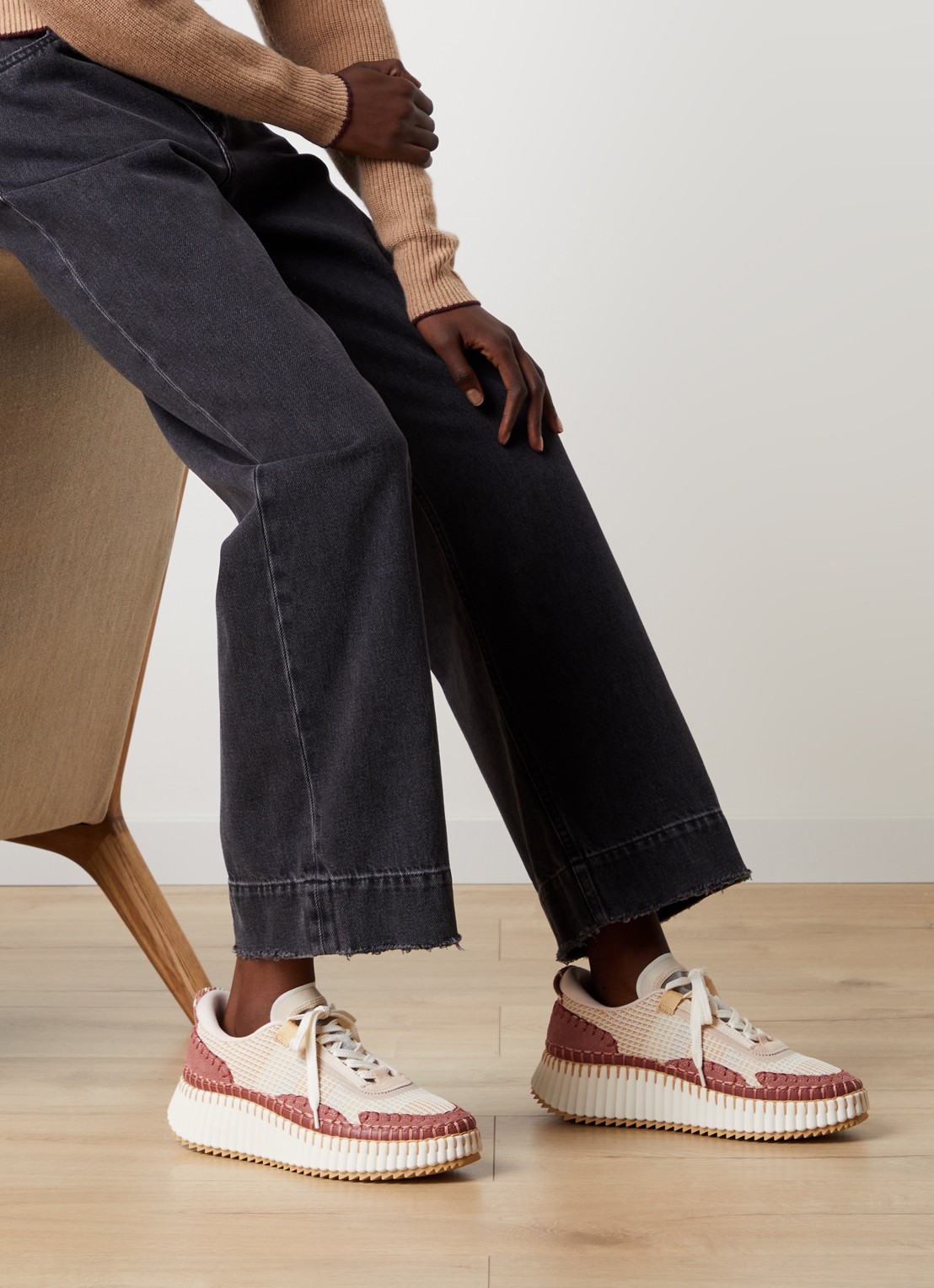 Chloé Nama sneaker met gebreid bovenwerk en suède details - voorkant 7 beige