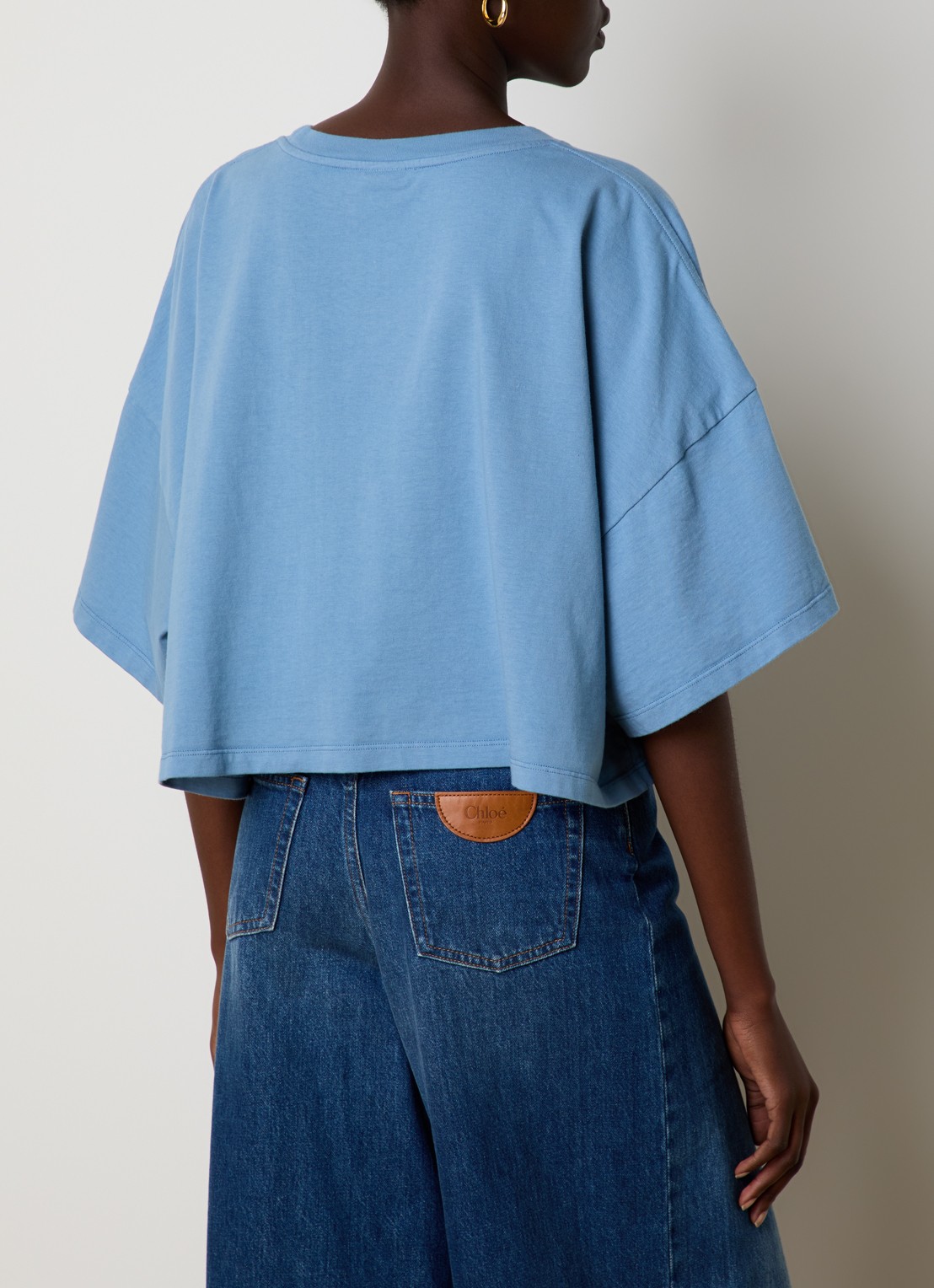 Chloé Oversized cropped T-shirt met logoprint - achterkant staalblauw