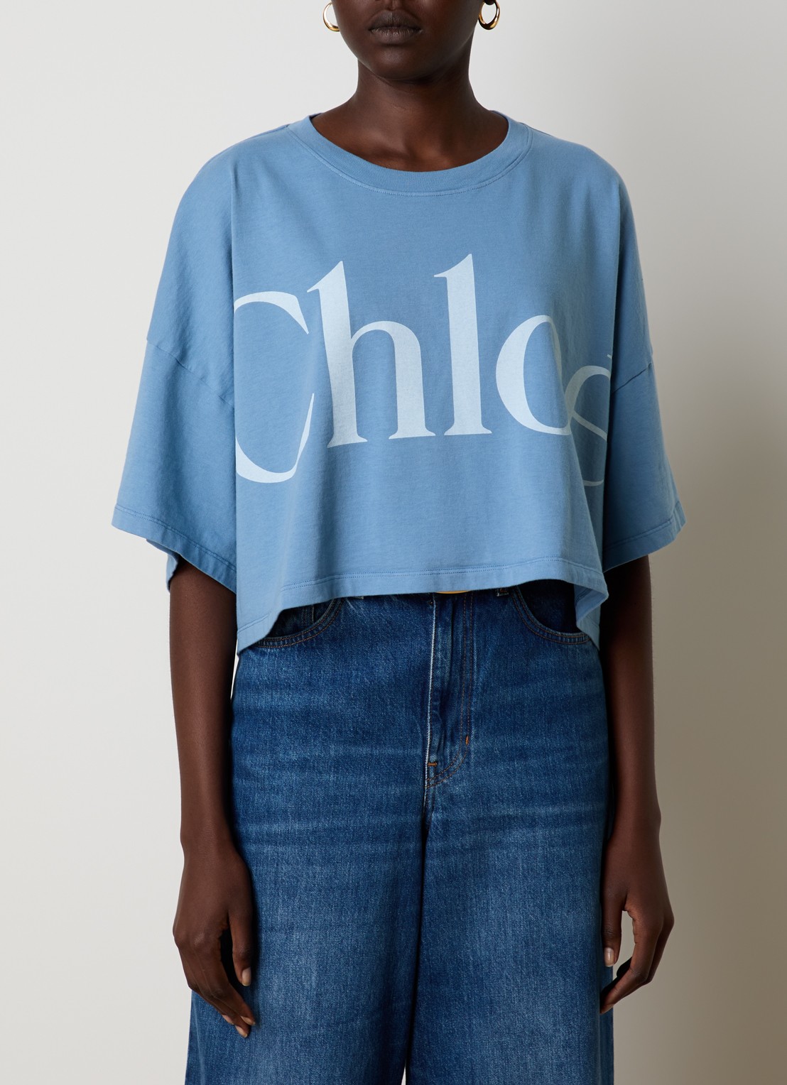 Chloé Oversized cropped T-shirt met logoprint - detail 2 staalblauw