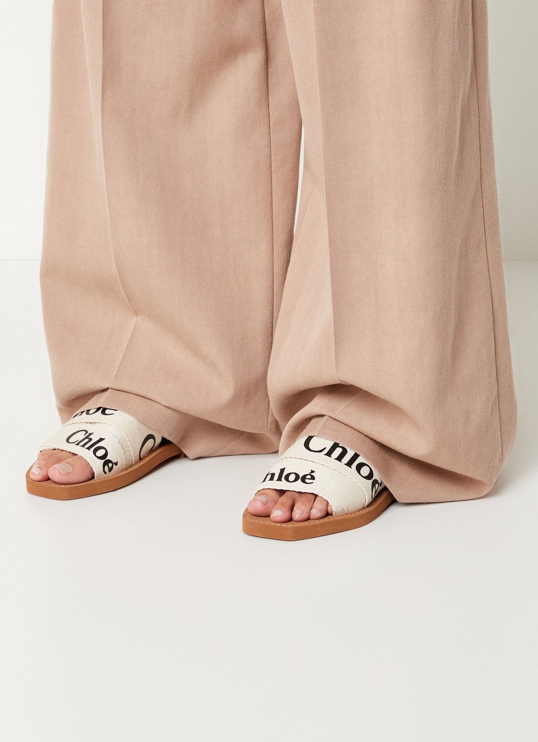 Chloé Woody slipper van canvas met logo - voorkant 2 beige