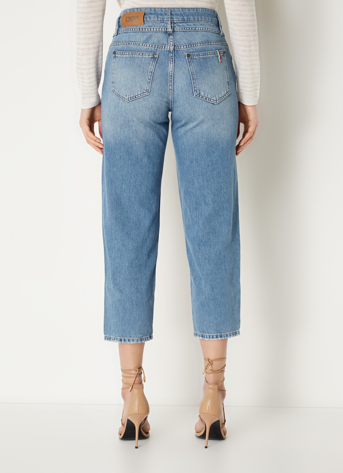 CINQUE Cisoleil mid waist cropped tapered fit jeans met medium wassing - achterkant blauw
