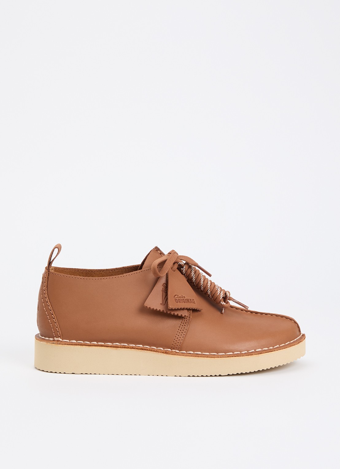 Clarks Originals Desert Trek veterschoen van leer - voorkant cognac