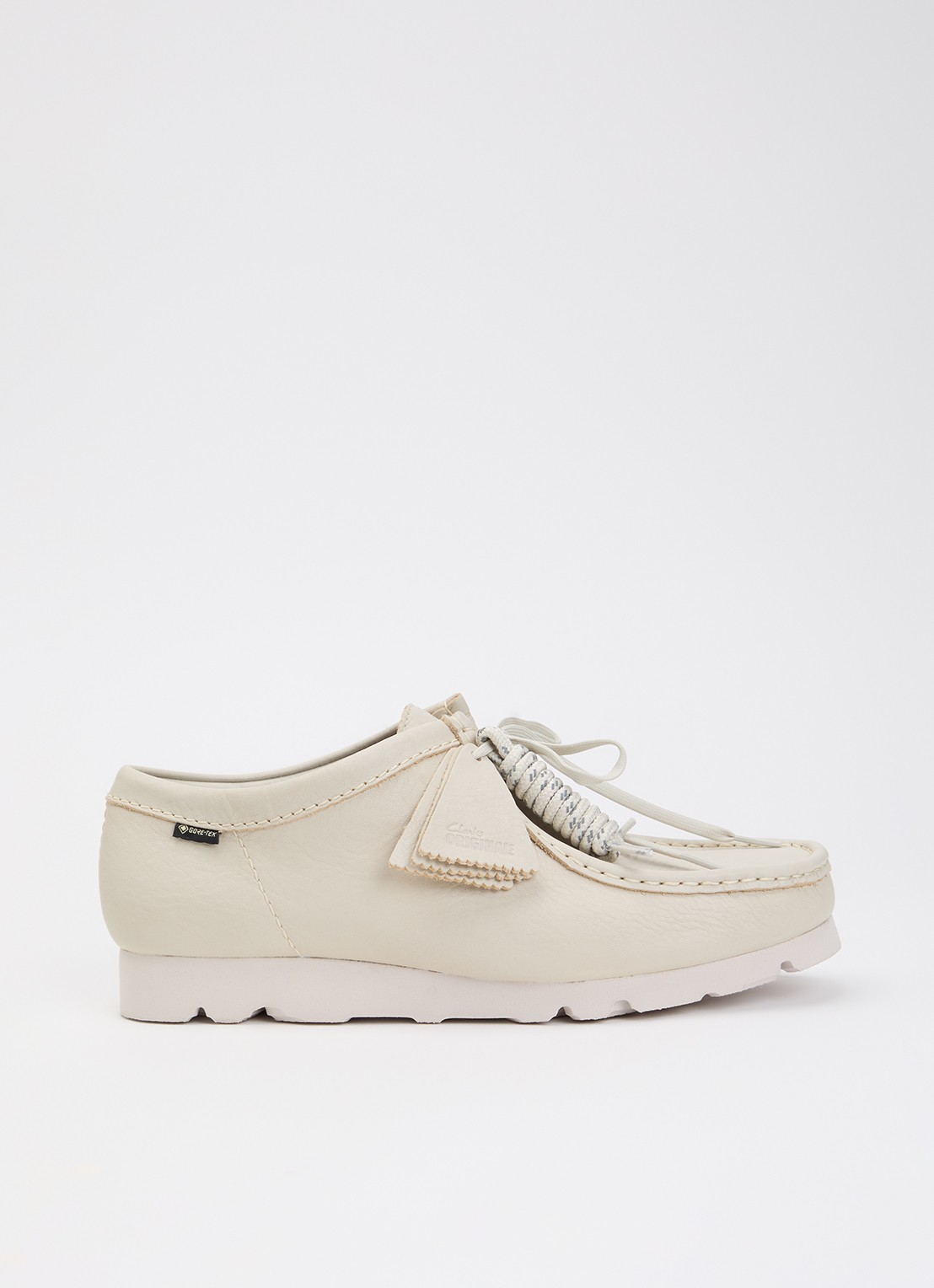Clarks Originals Wallabee Gore-Tex veterschoen van leer - voorkant creme