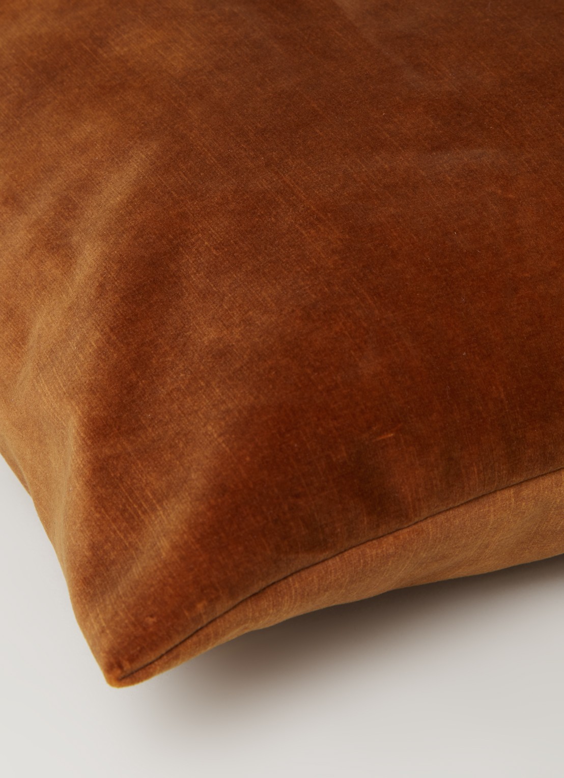 Claudi Adona sierkussen 50 x 50 cm - detail 3 cognac