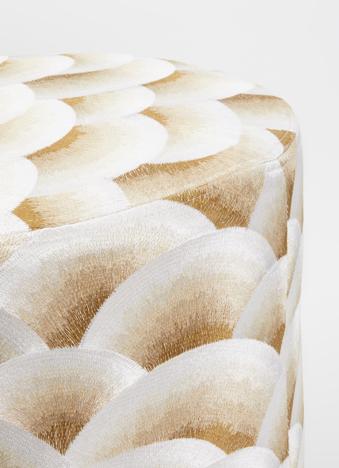Claudi Arco poef 45 cm - detail goud
