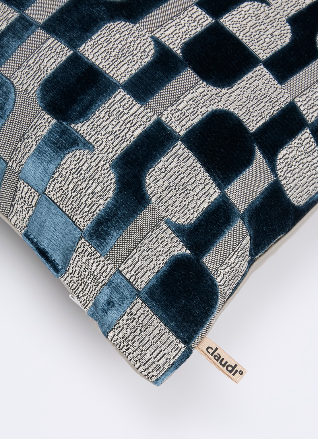 Claudi Arkos Exclusive sierkussen 45 x 45 cm - detail 4 indigo