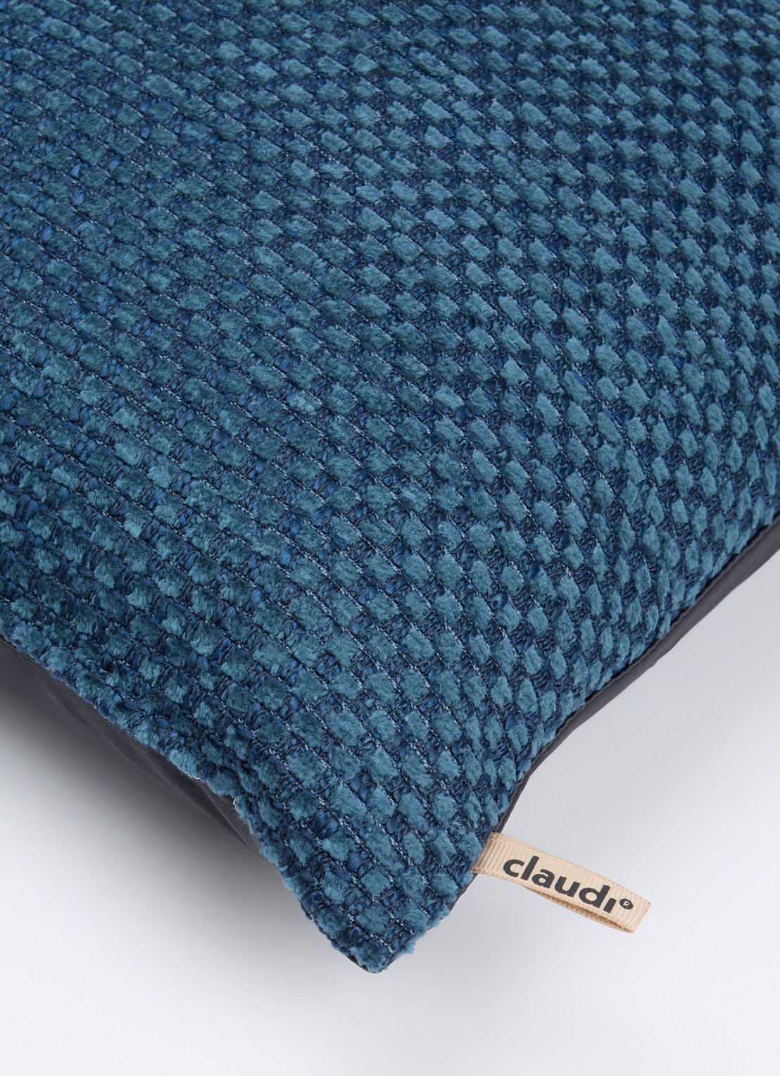 Claudi Barbara sierkussen 45 x 45 cm - detail 2 indigo