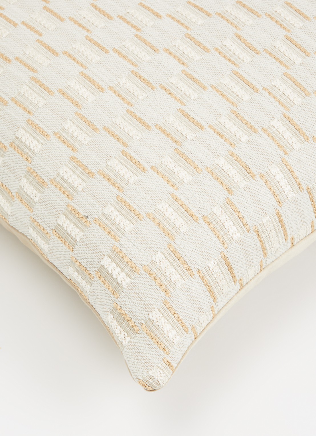 Claudi Caffege Exclusive sierkussen 45 x 45 cm - detail 4 goud