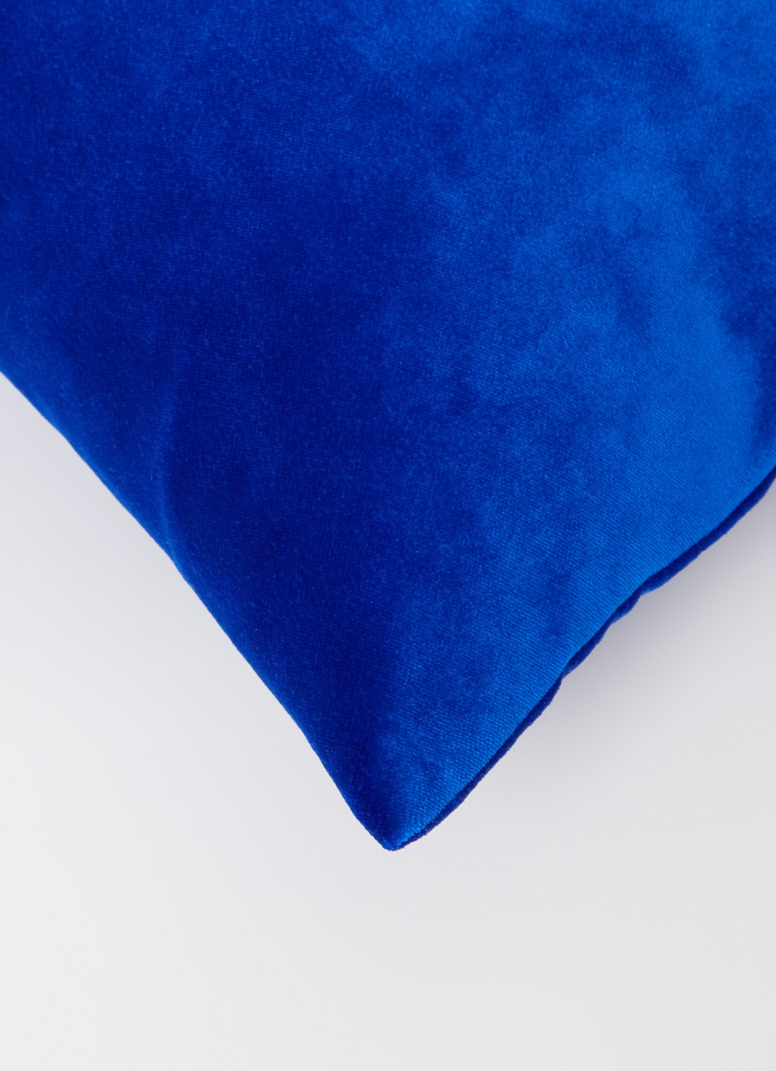 Claudi City Velvet sierkussen 40 x 60 cm - detail 2 kobaltblauw