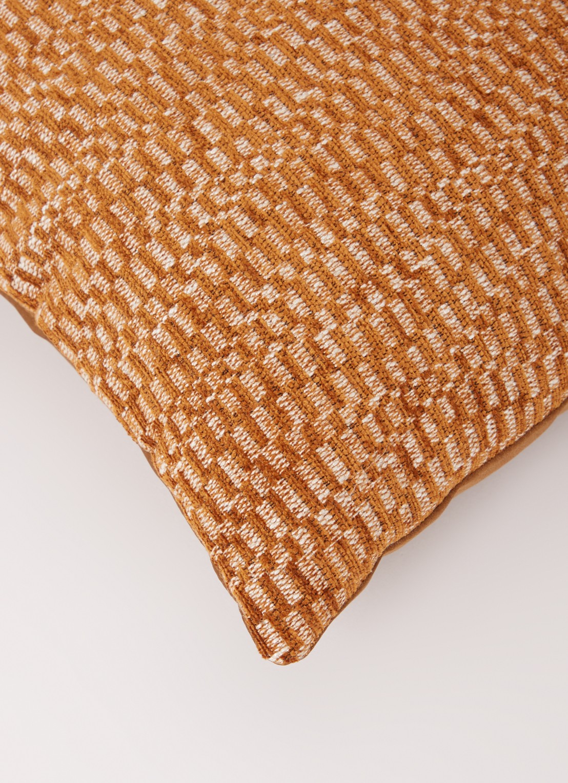 Claudi Donnato sierkussen 40 x 60 cm - detail 4 roestbruin