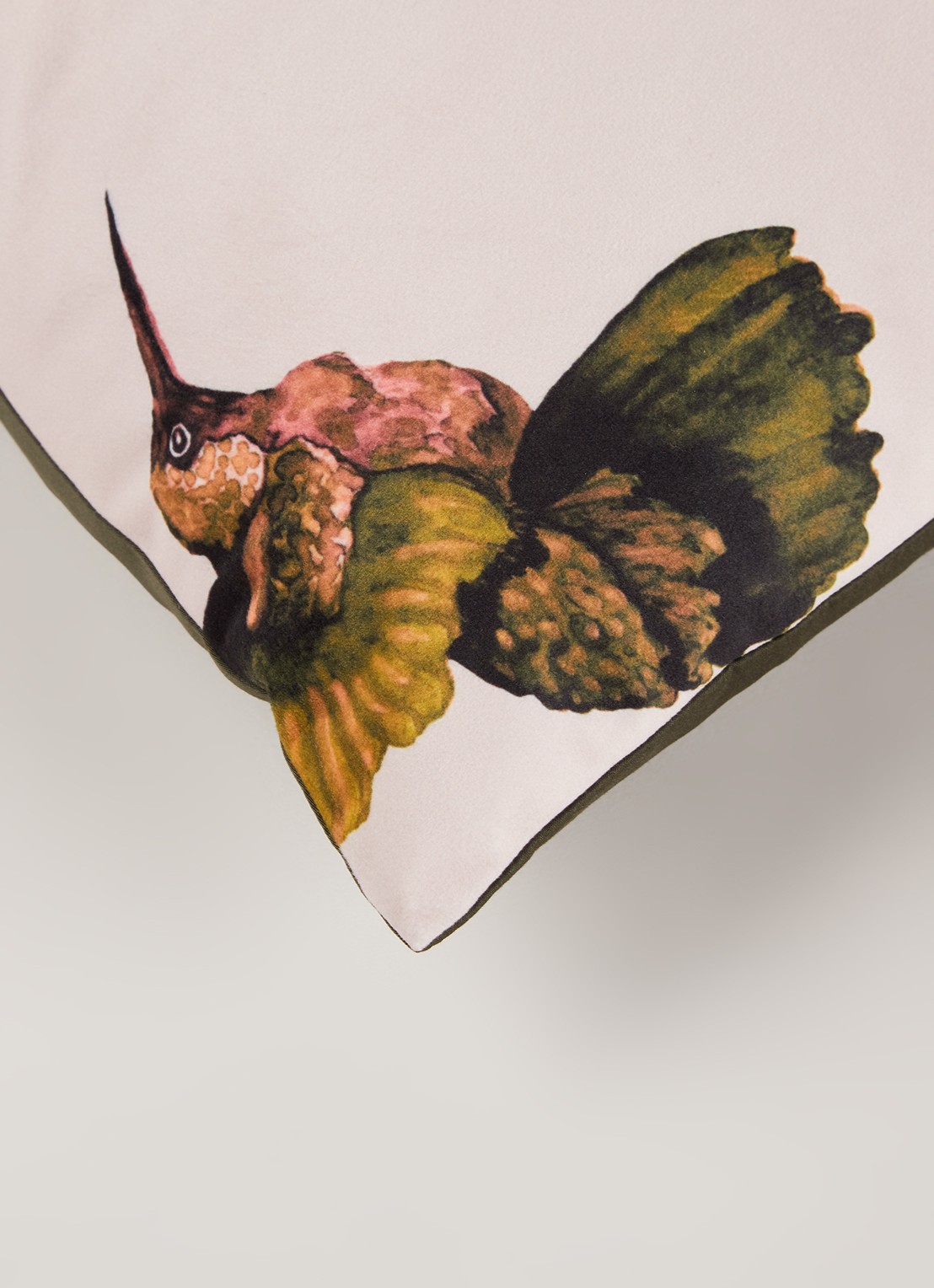 Claudi Eco Hummingbird Jackson sierkussen 45 x 45 cm - detail 3 lichtroze