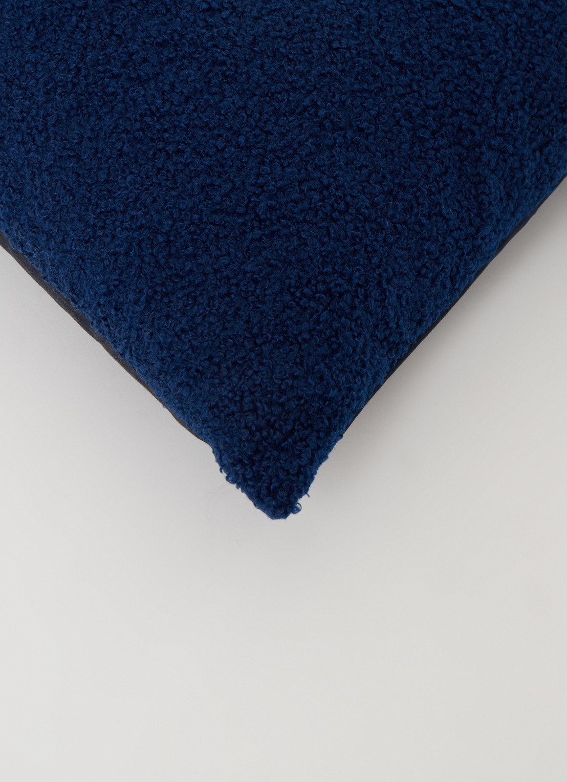Claudi  Humberti sierkussen 45 x 45 cm - detail 2 donkerblauw