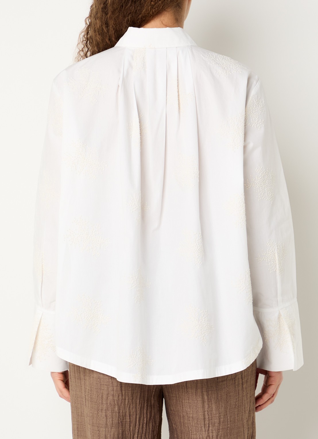 Claudia Sträter Blouse met borduring en trompetmouw - achterkant beige
