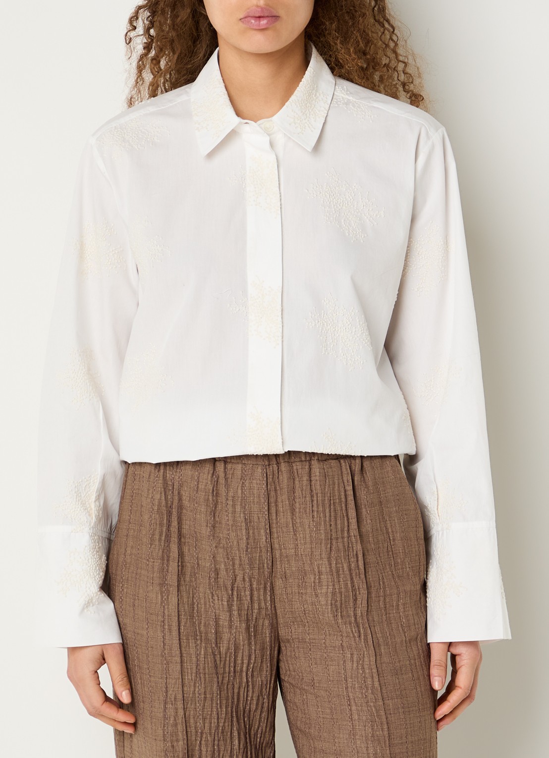 Claudia Sträter Blouse met borduring en trompetmouw - detail 4 beige