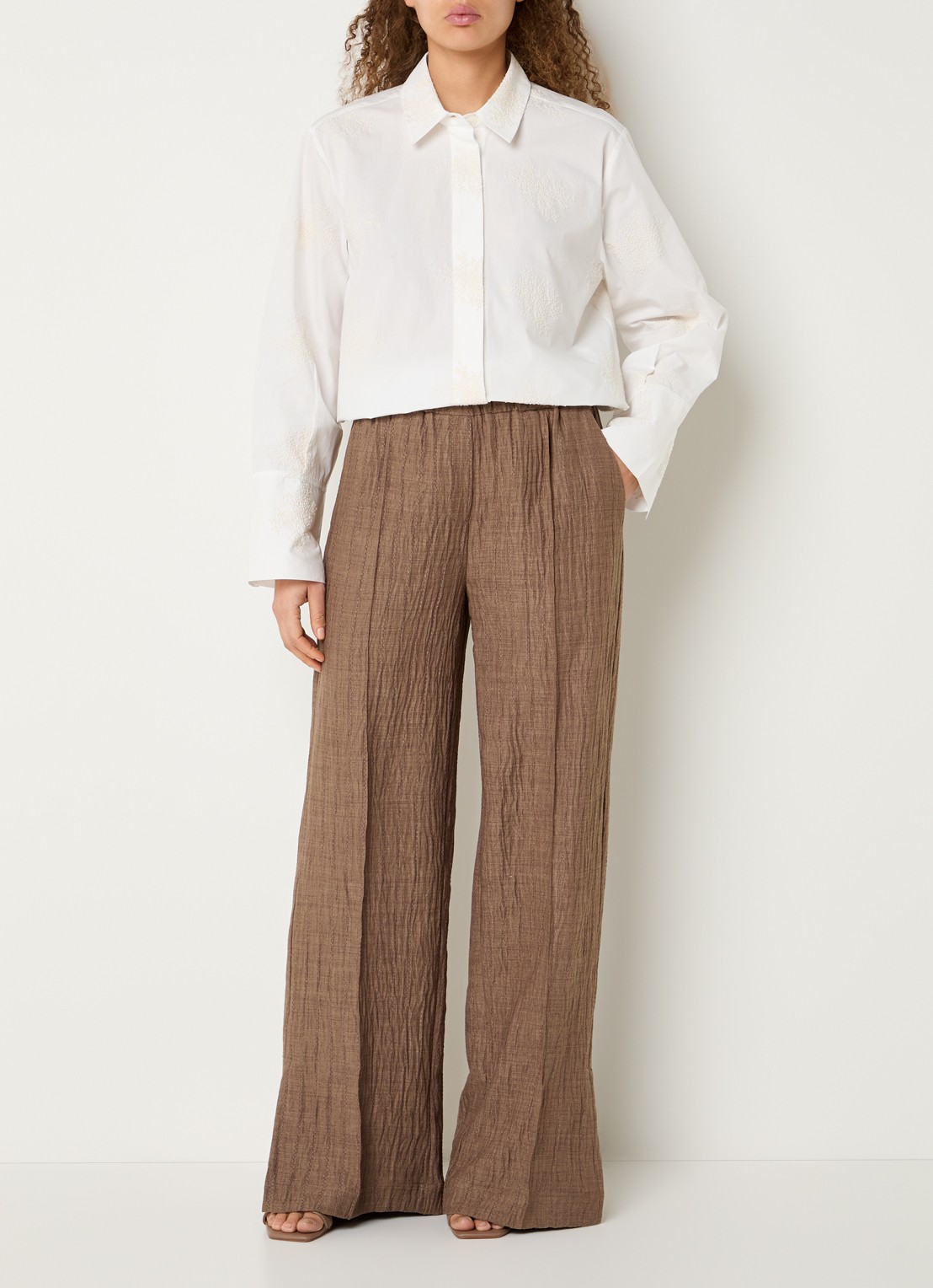 Claudia Sträter Blouse met borduring en trompetmouw - voorkant 3 beige