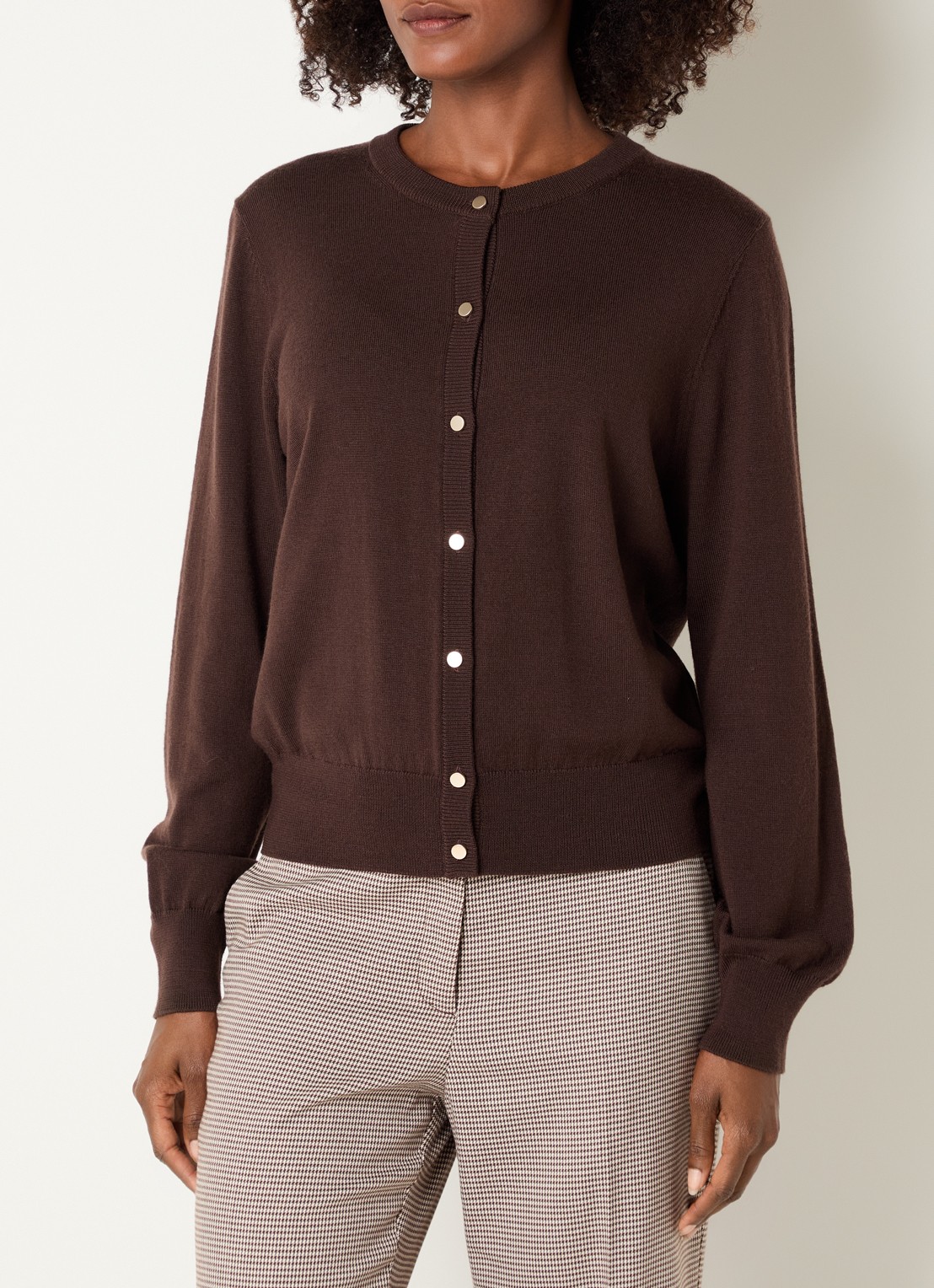 Claudia Sträter Fijngebreid vest met ronde hals en ballonmouw - detail 4 kastanjebruin