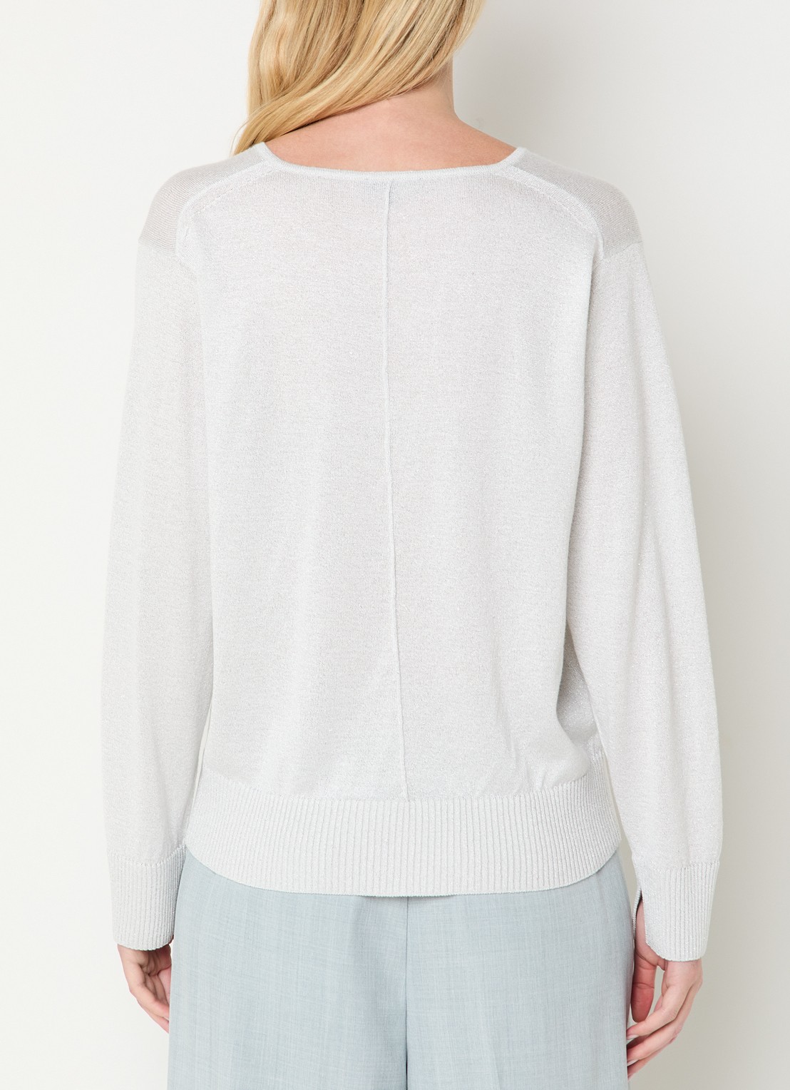 Claudia Sträter Fijngebreide pullover met lurex en V-hals - achterkant 2 lichtgrijs
