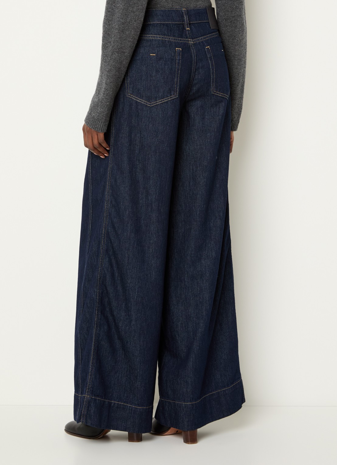Claudia Sträter Flared jeans met donkere wassing - achterkant indigo