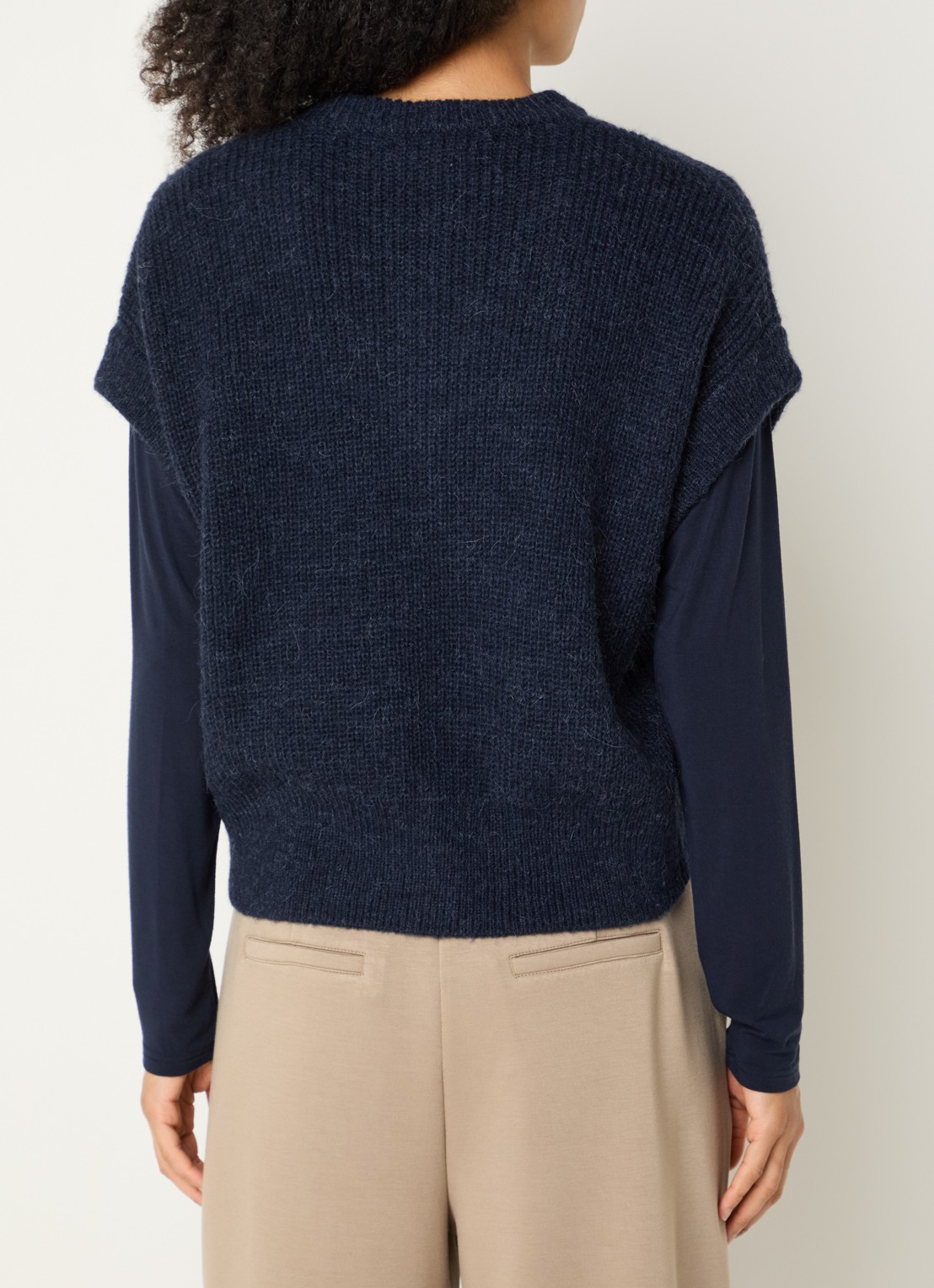 Claudia Sträter Grofgebreid mouwloos vest in alpaca wolblend - achterkant 4 donkerblauw