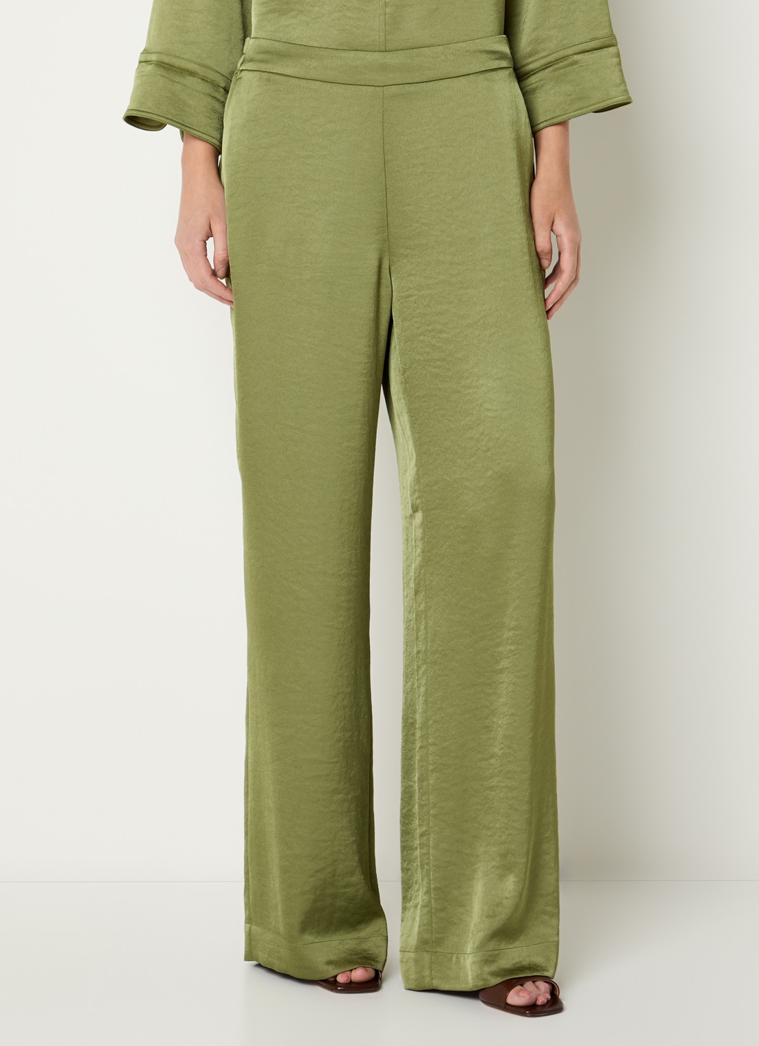 Claudia Sträter High waist straight fit pantalon van satijn met steekzakken - detail 2 groen