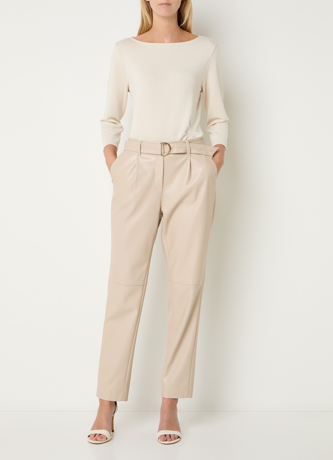 Claudia Sträter High waist tapered fit pantalon van imitatieleer met steekzakken - voorkant 3 beige
