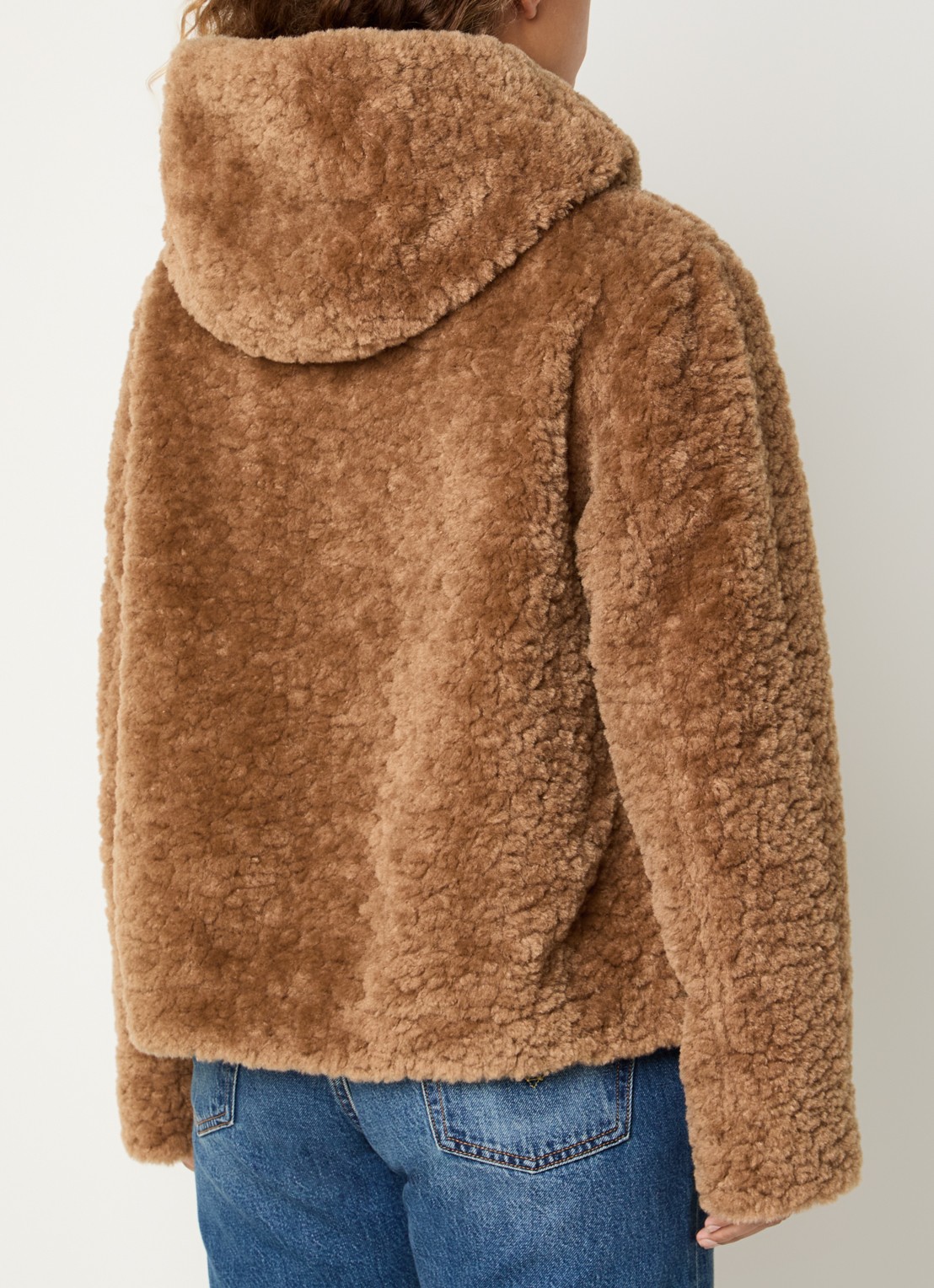 Claudia Sträter Jas van teddy met steekzakken - achterkant camel