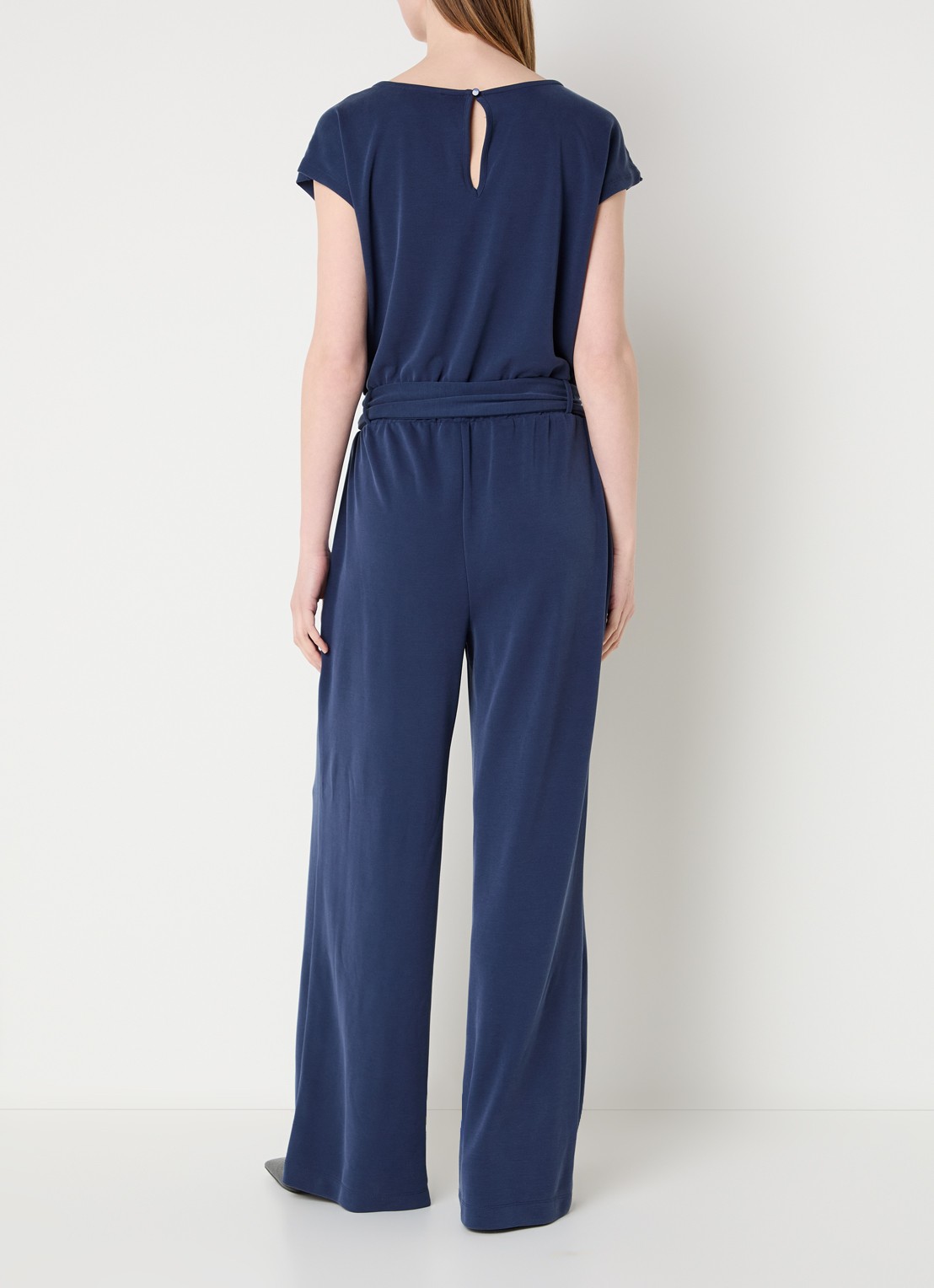 Claudia Sträter Jumpsuit met boothals en strikceintuur - achterkant 4 donkerblauw