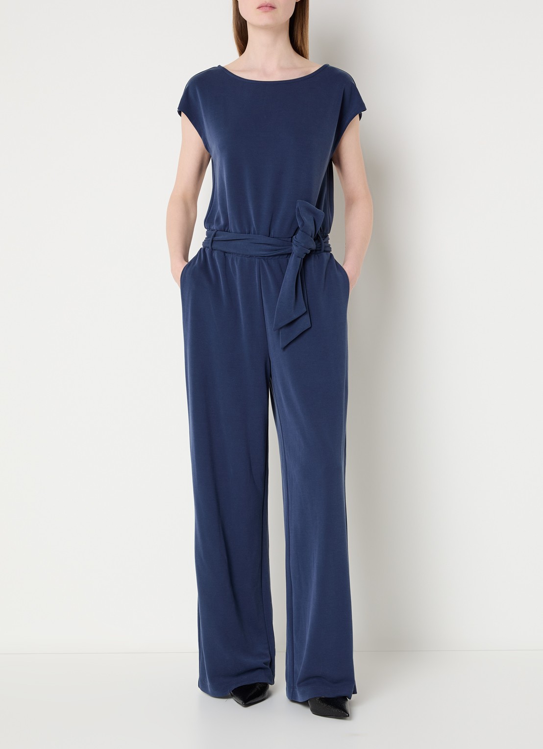 Claudia Sträter Jumpsuit met boothals en strikceintuur - detail donkerblauw
