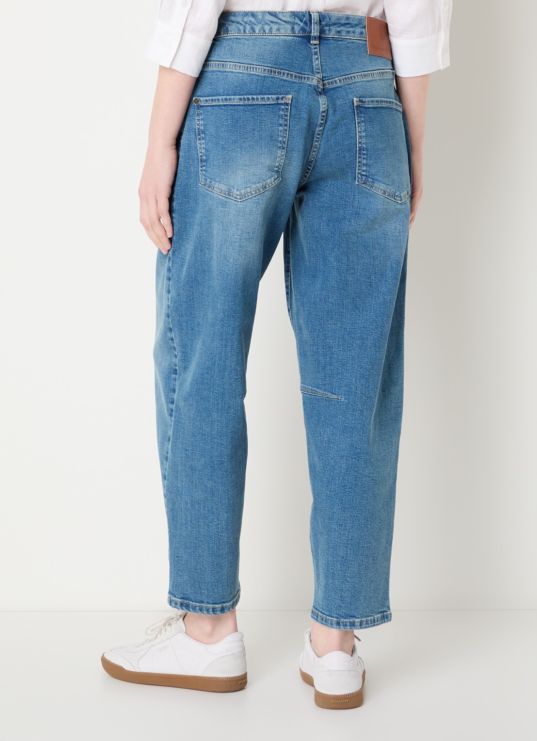 Claudia Sträter Mid waist balloon fit jeans met opgestikte zakken - achterkant indigo