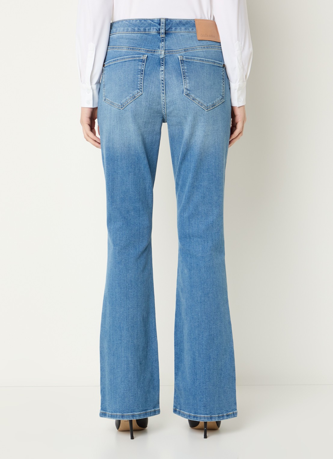 Claudia Sträter Mid waist flared jeans met lichte wassing - achterkant 3 indigo