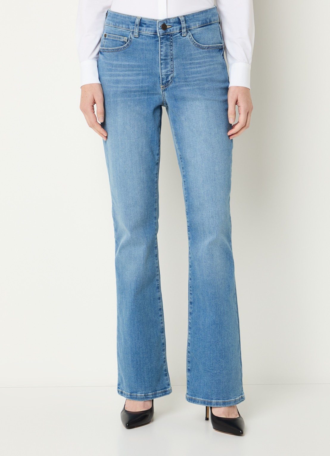 Claudia Sträter Mid waist flared jeans met lichte wassing - detail indigo
