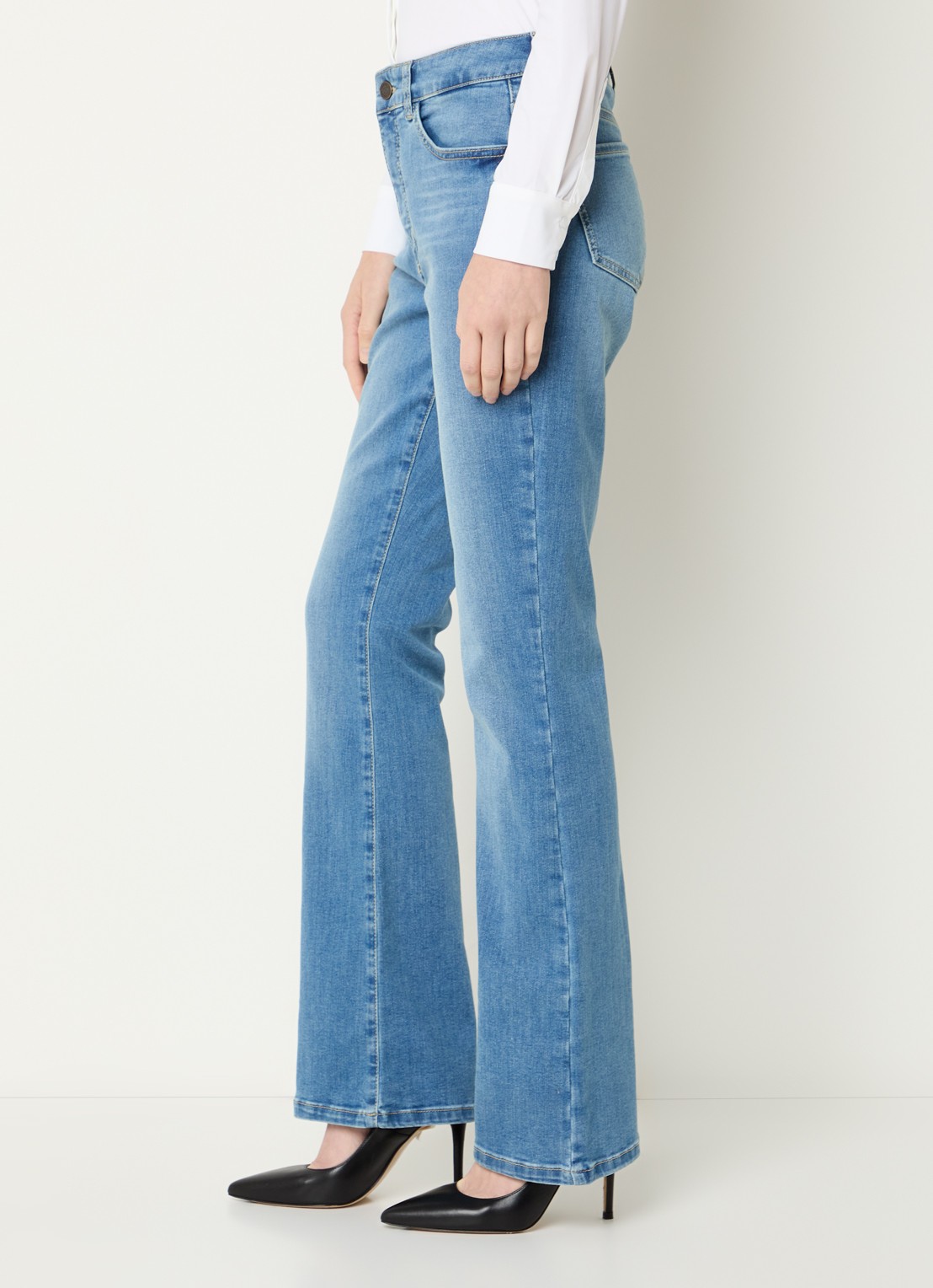 Claudia Sträter Mid waist flared jeans met lichte wassing - detail 2 indigo