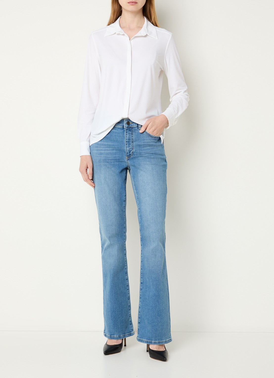 Claudia Sträter Mid waist flared jeans met lichte wassing - voorkant 5 indigo