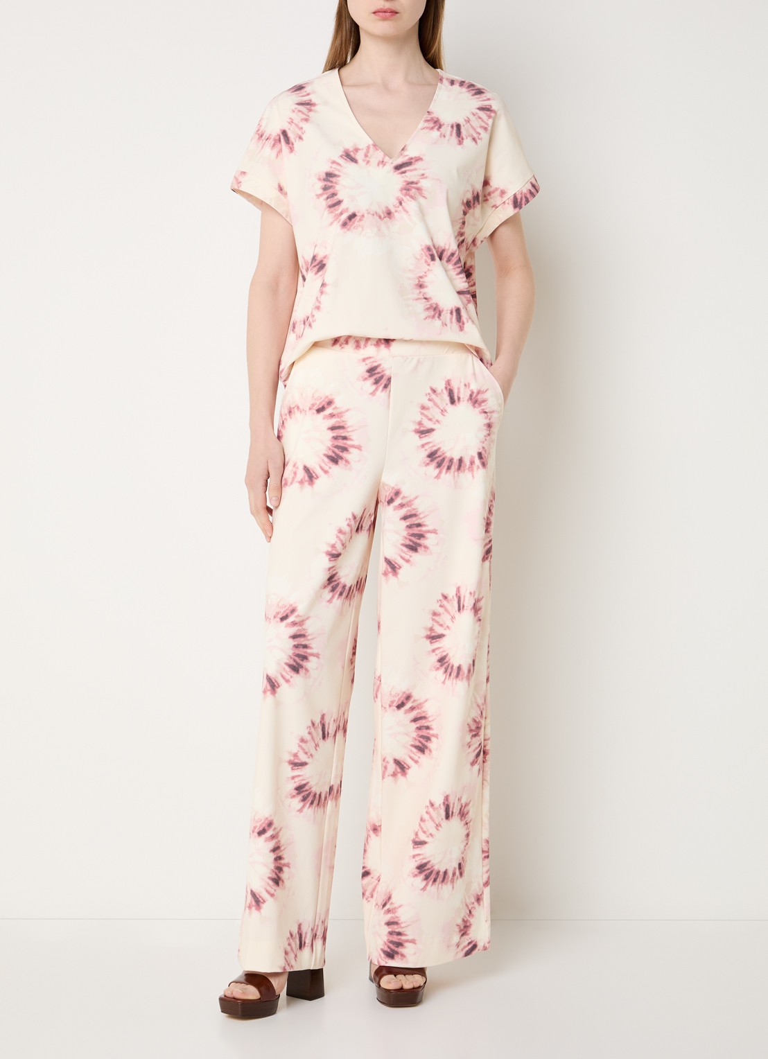 Claudia Sträter Mid waist loose fit broek met tie-dye dessin - voorkant 2 creme