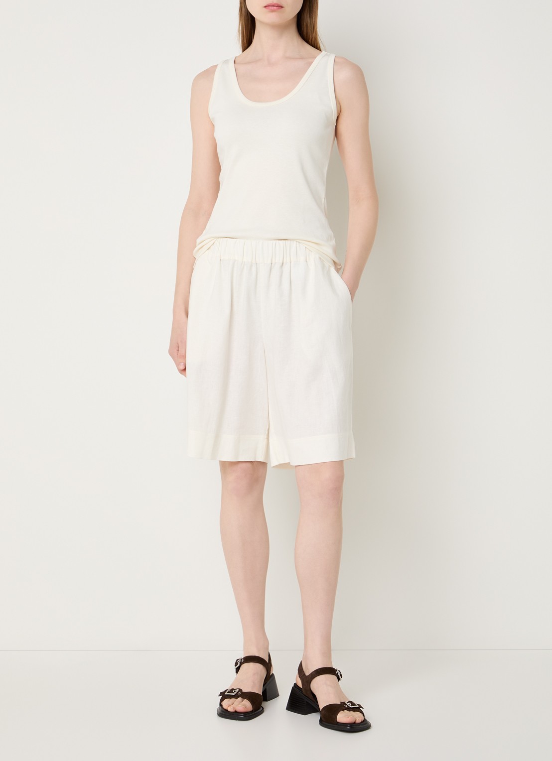 Claudia Sträter Mid waist loose fit korte broek in linnenblend - voorkant 2 gebroken wit