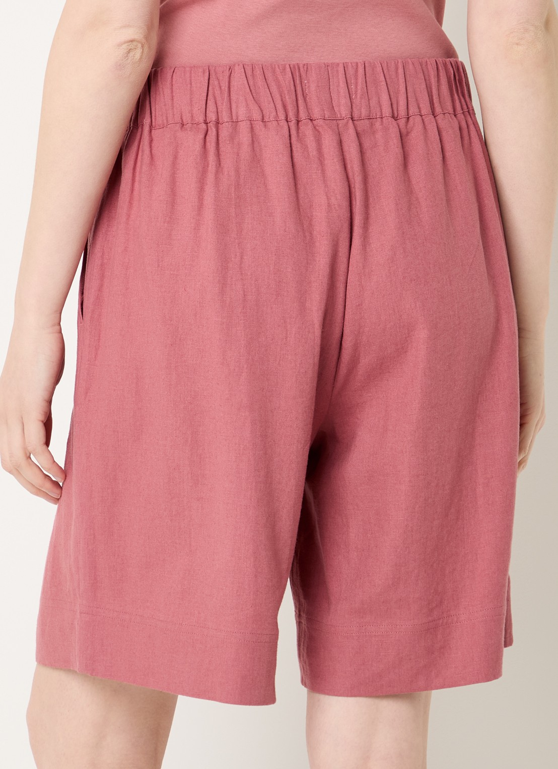 Claudia Sträter Mid waist loose fit korte broek in linnenblend - achterkant oudroze