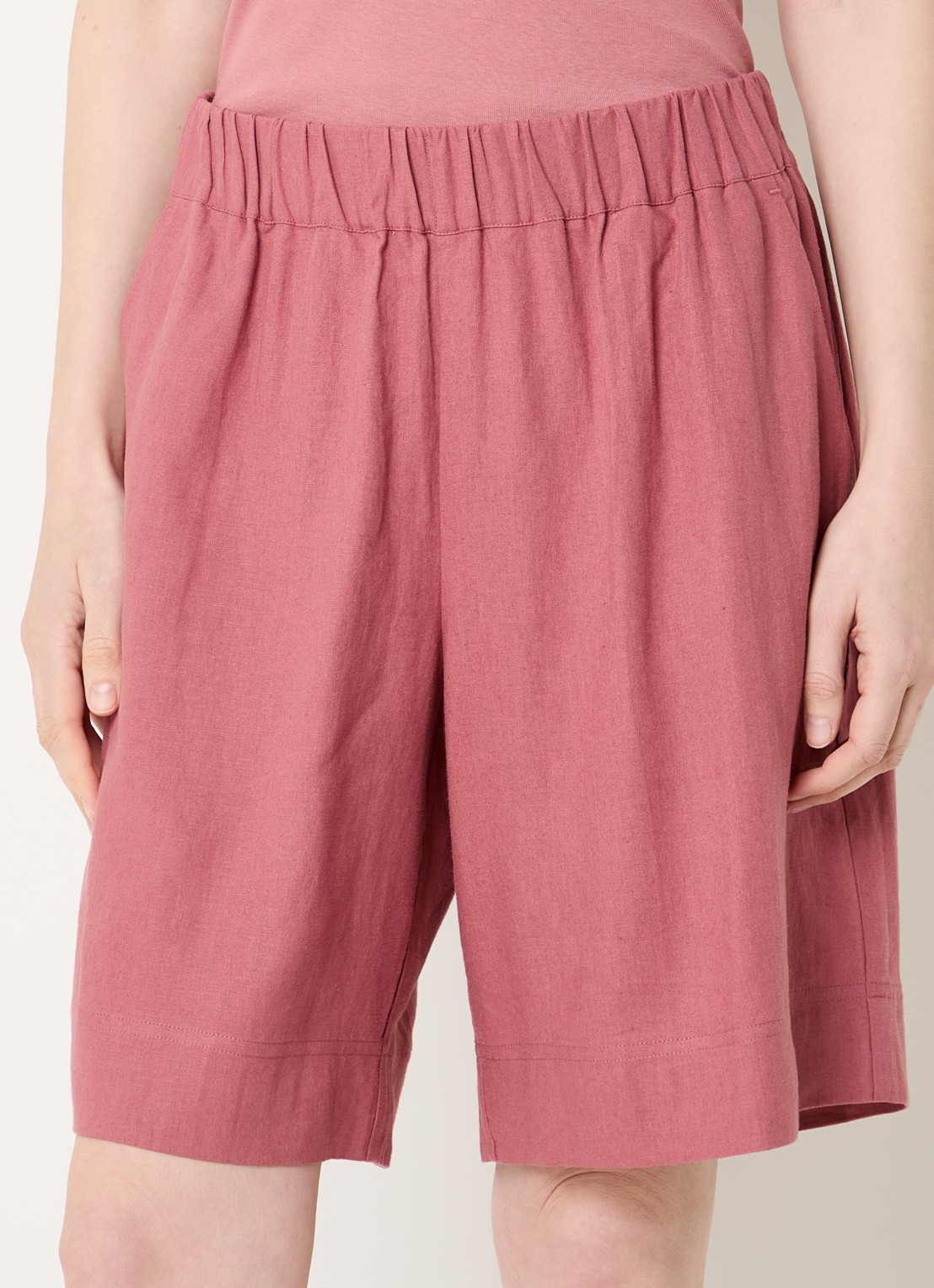 Claudia Sträter Mid waist loose fit korte broek in linnenblend - detail 4 oudroze