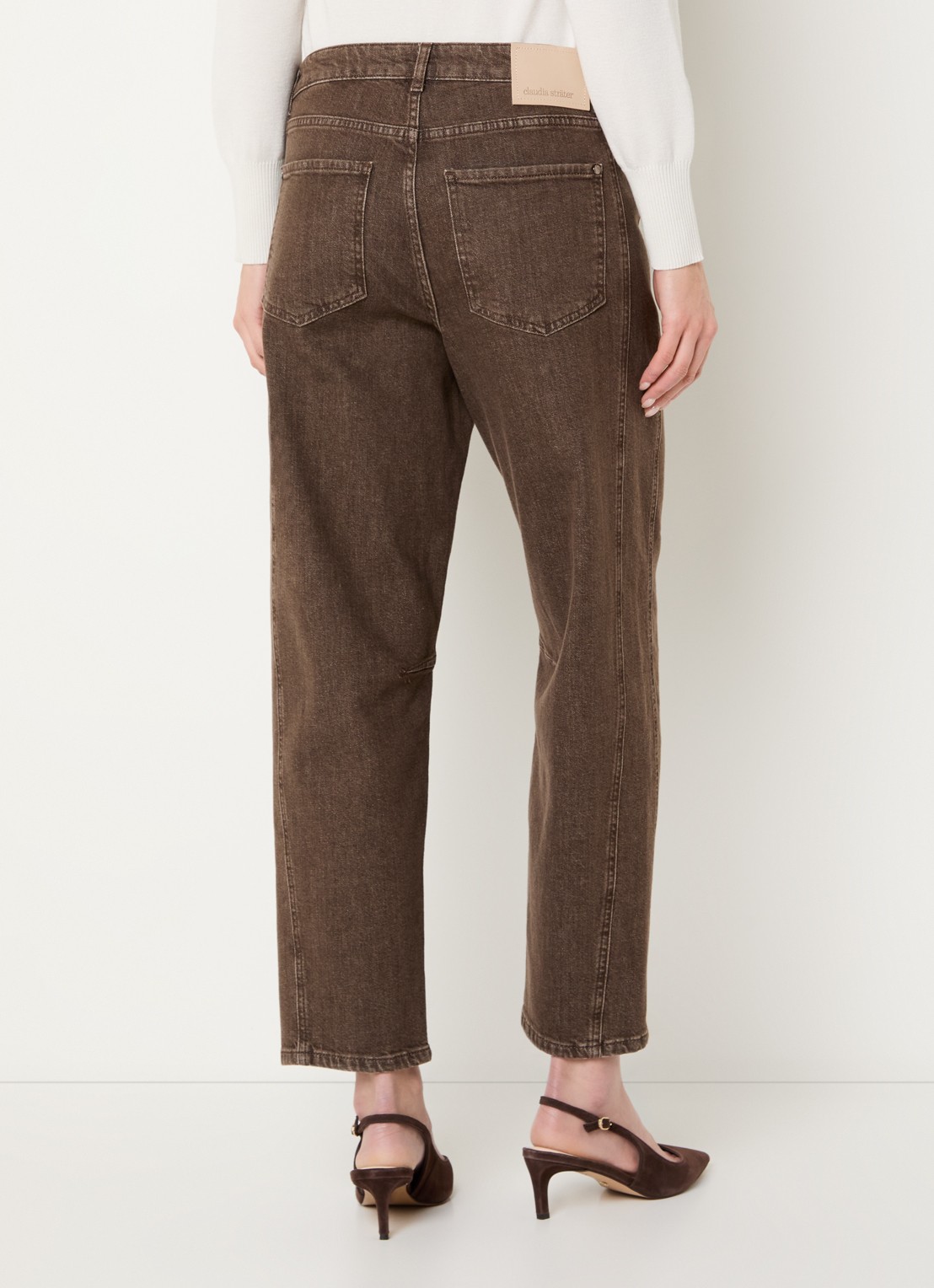 Claudia Sträter Mid waist tapered fit jeans met gekleurde wassing - achterkant bruin